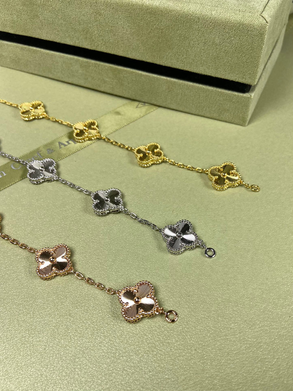 X5X94VA181K  Popular bracelets  5 flowers normal size1.5cm flower