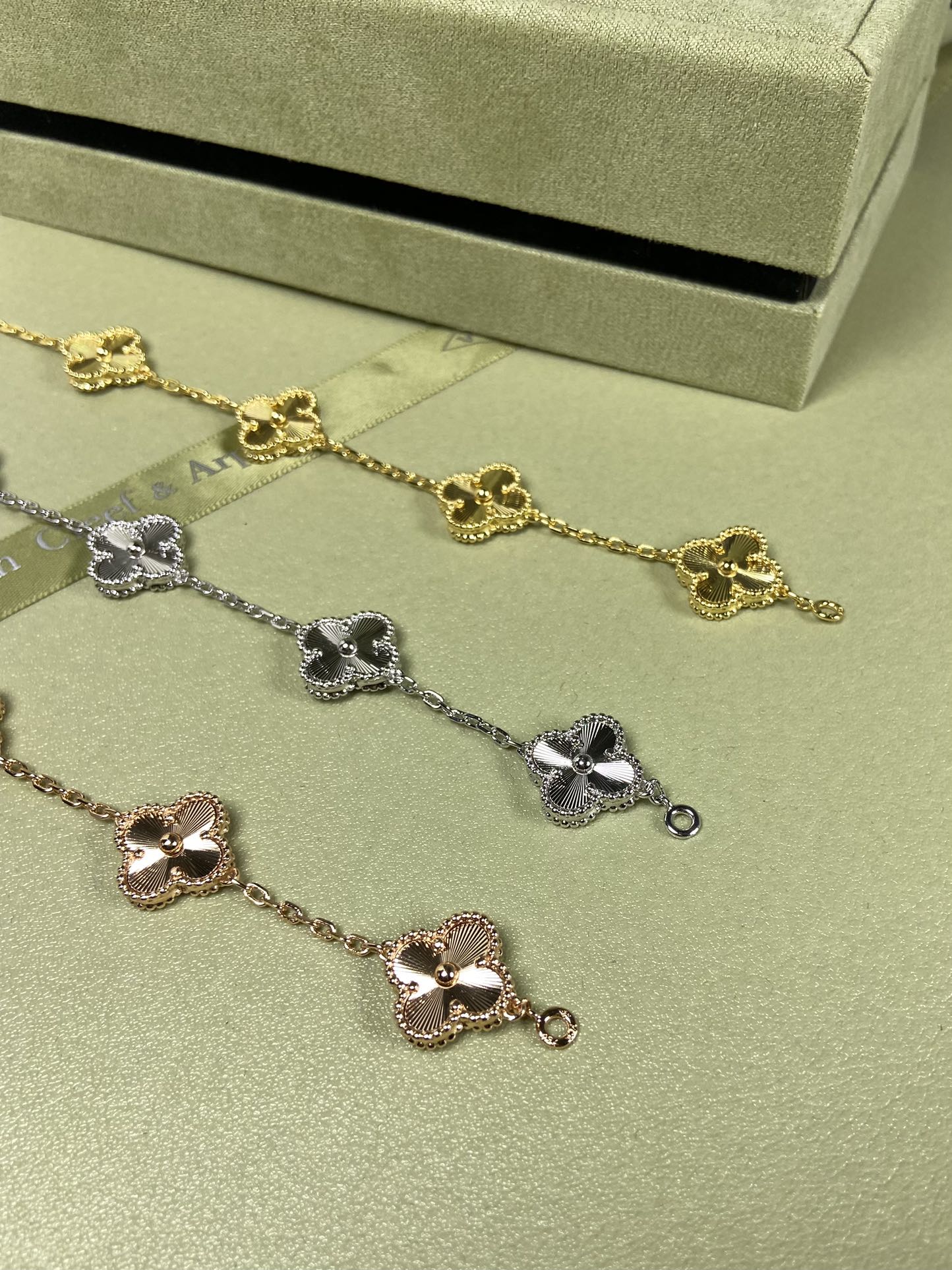 X5X94VA181K  Popular bracelets  5 flowers normal size1.5cm flower