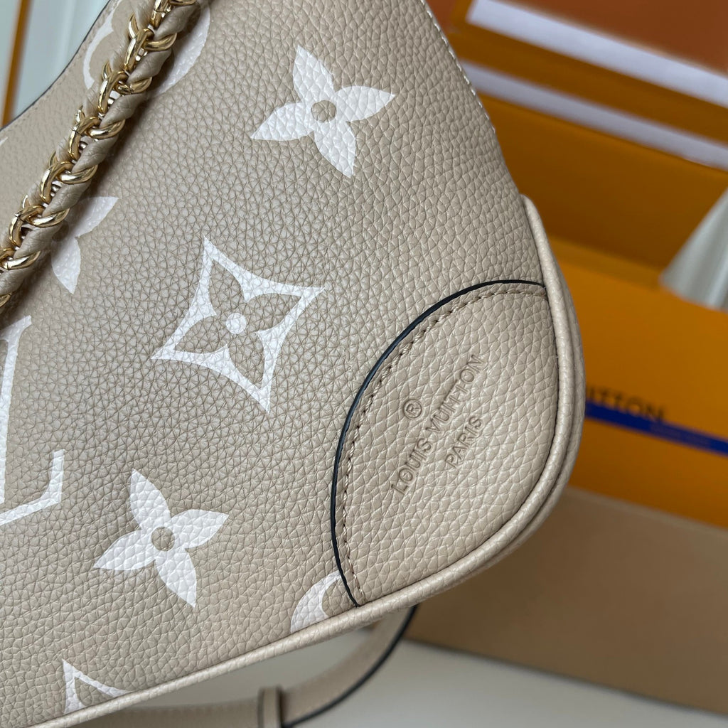 B1R76E01 Popular leather bag