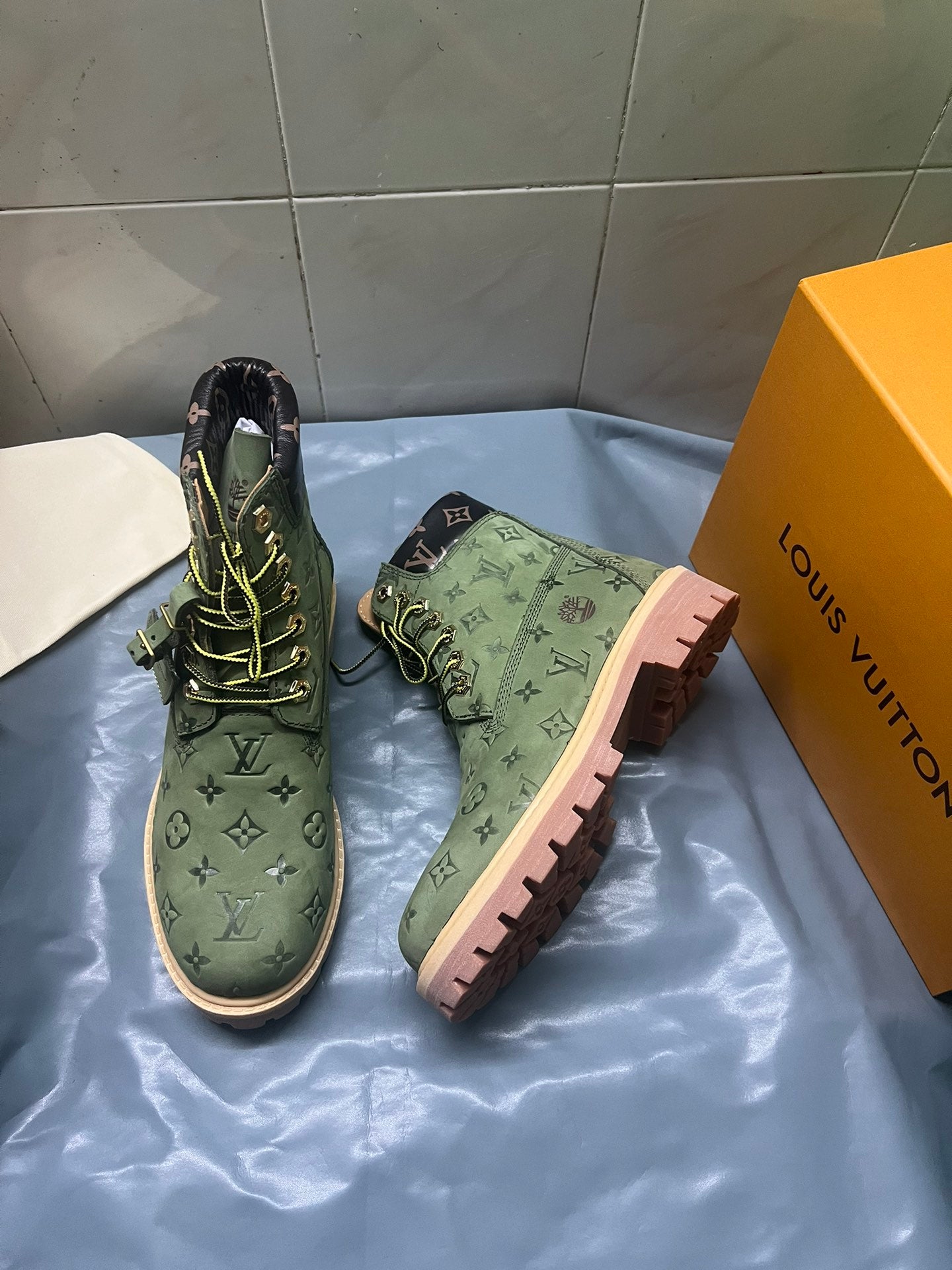 Z2Q105E382 Popular high-quality leather Boots