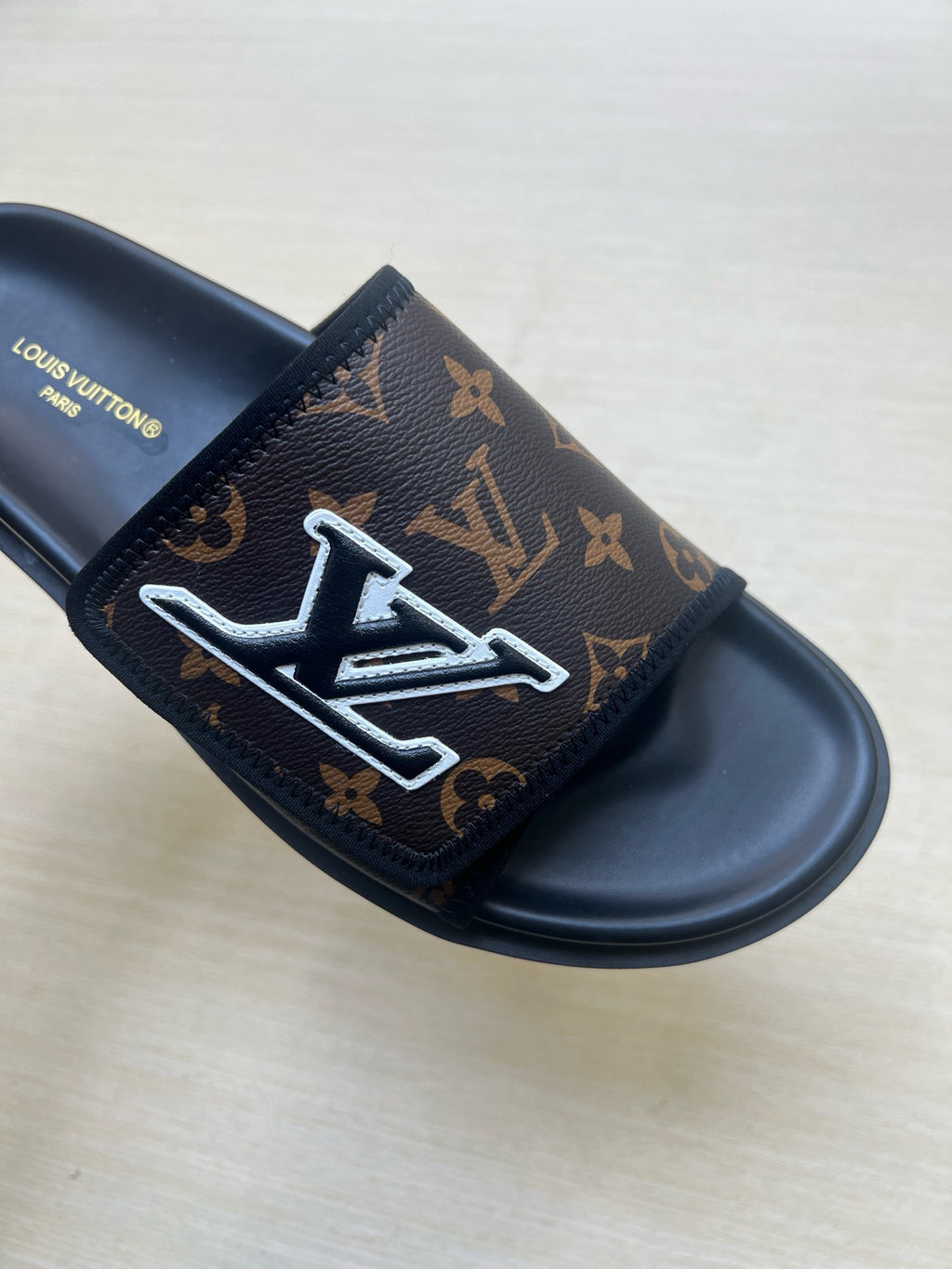 Z5R66E21 Popular  Slippers