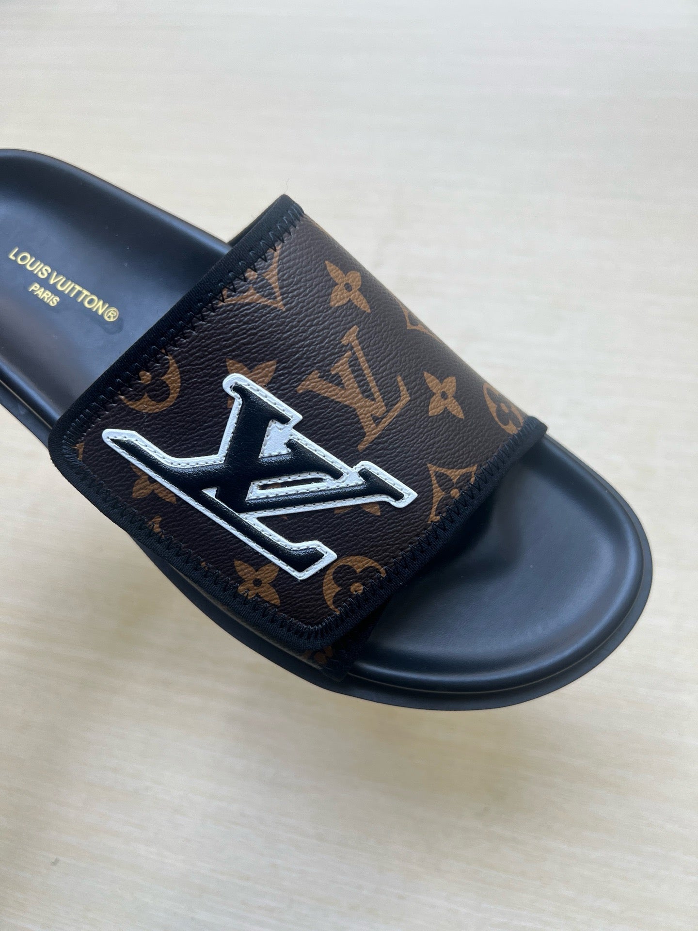Z5R66E21 Popular  Slippers