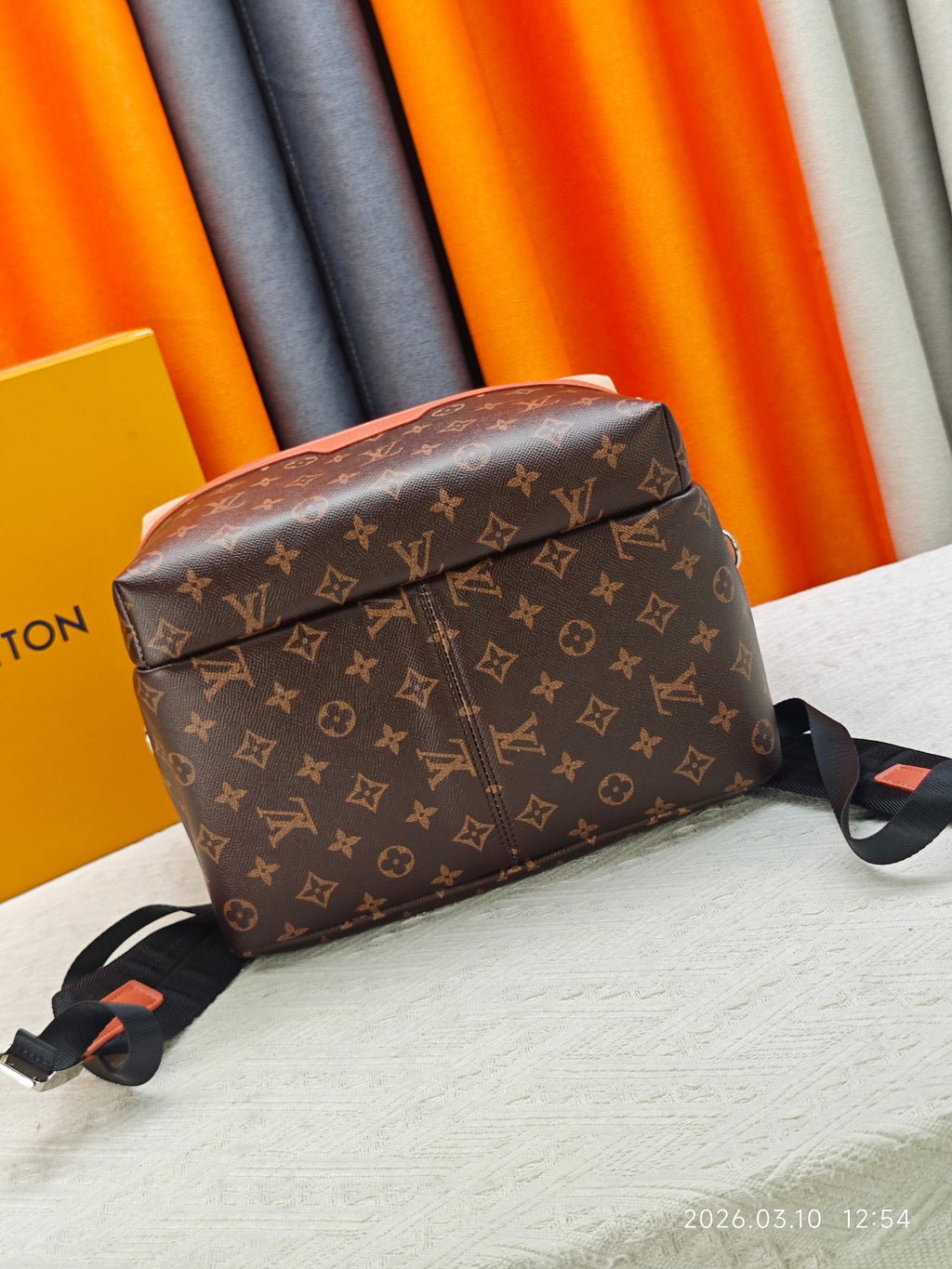 B1P36E18 Popular leather bag