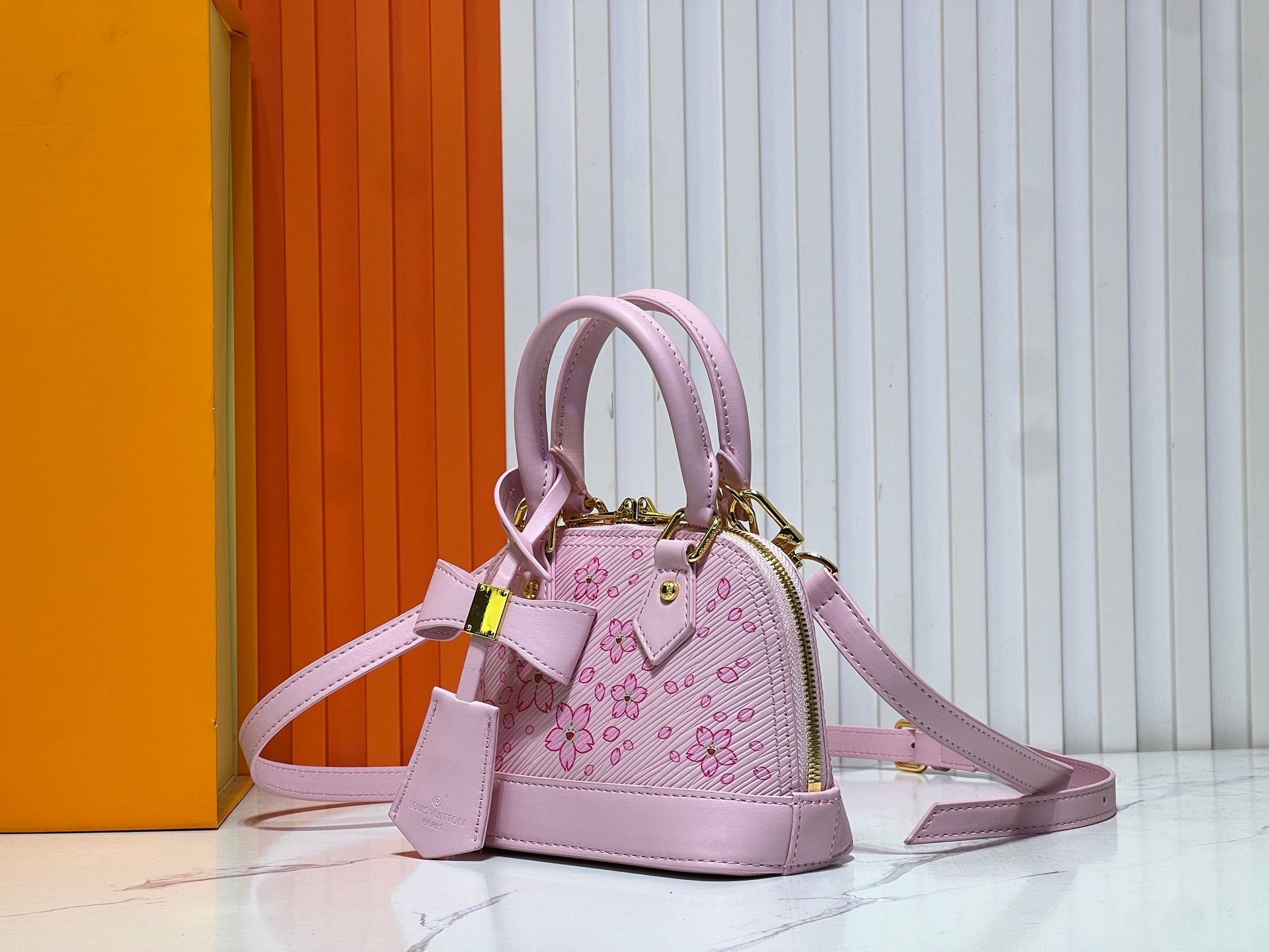 B1P46E106 Popular leather bag