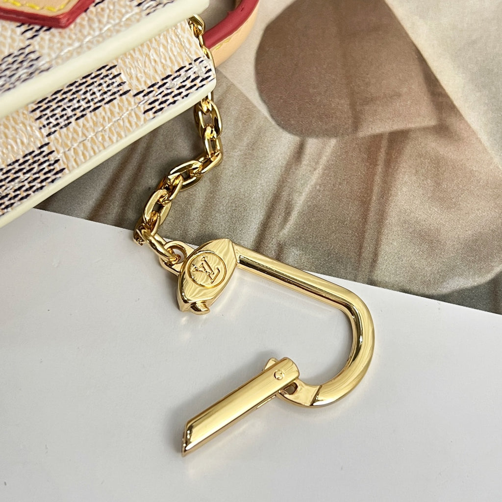 A1Z105ZE7 Popular bag 's charms accessories