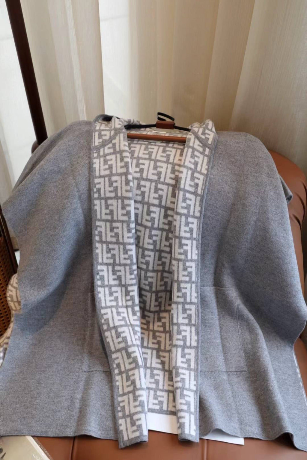 W1R86F15 Popular cape