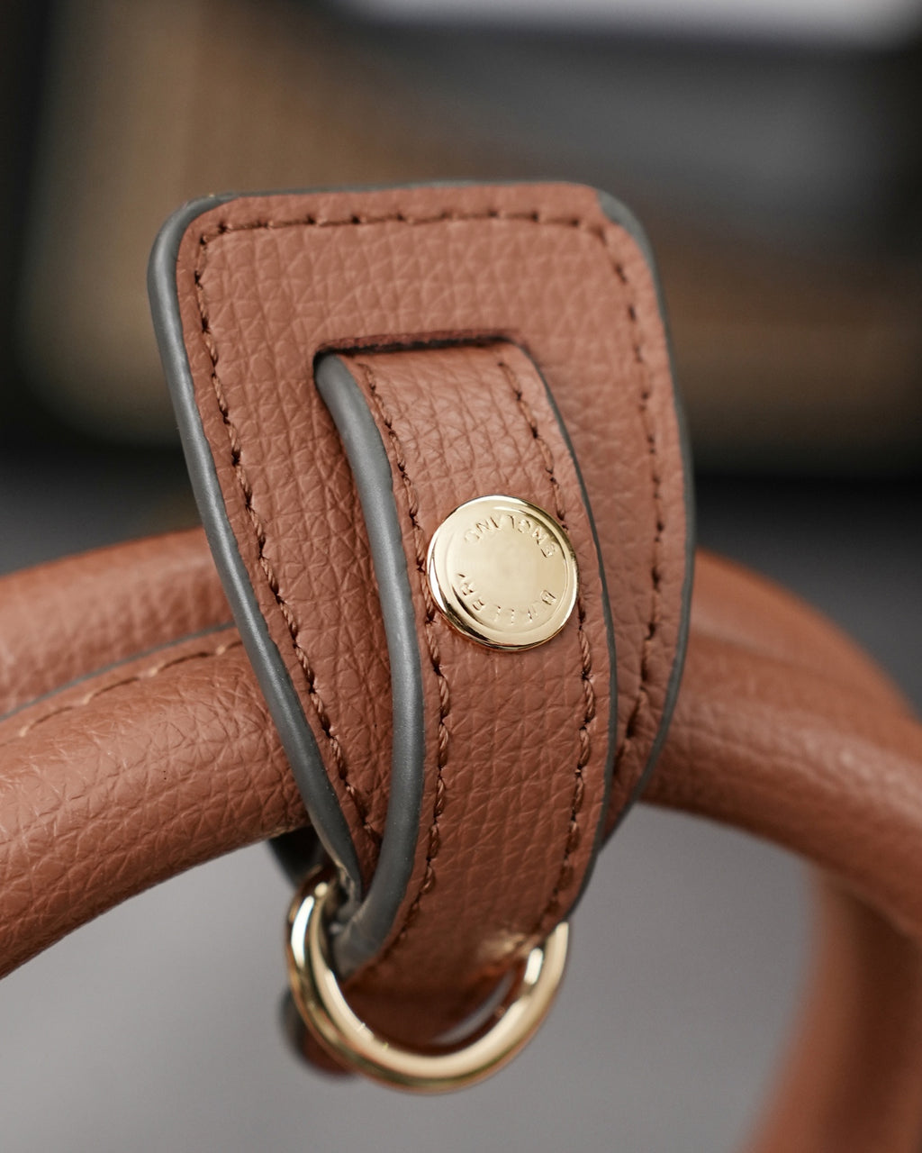 B1R76R20  Popular leather bag