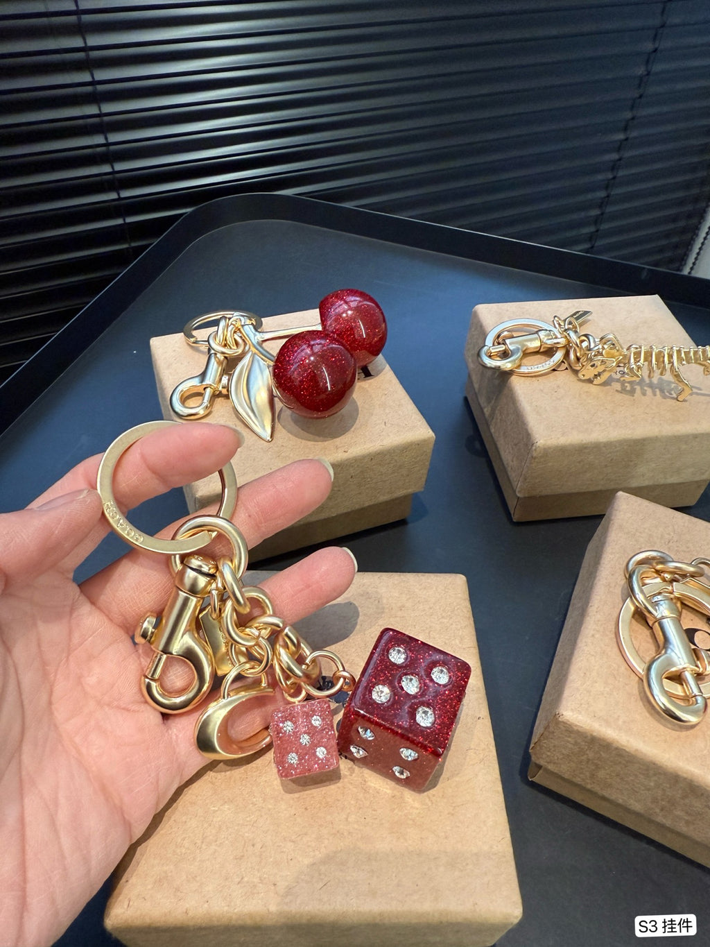 A1Z105B40 Popular bag 's charms accessories