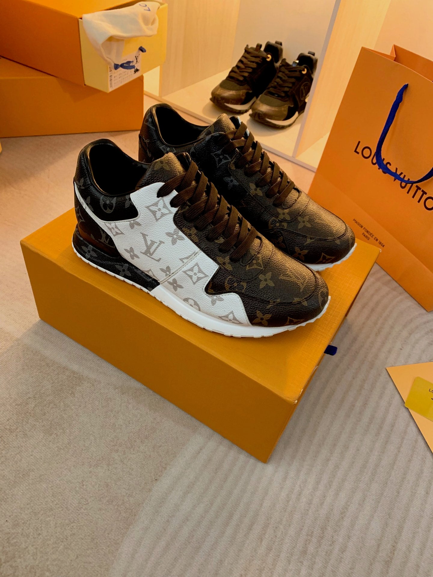 Z2Q95E103  Popular high-quality  shoes