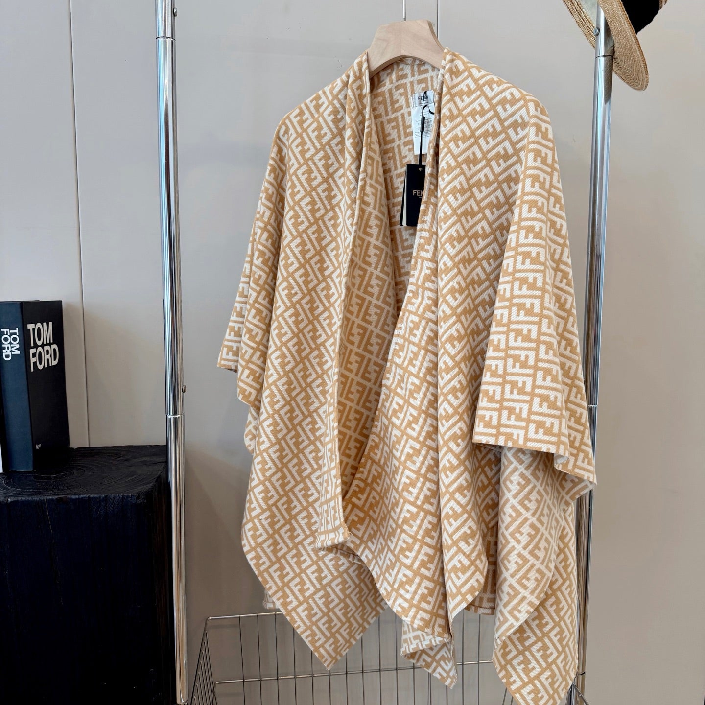 W1R86F42 Popular cape