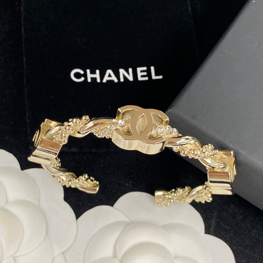 X1N93C197K  Popular bracelet