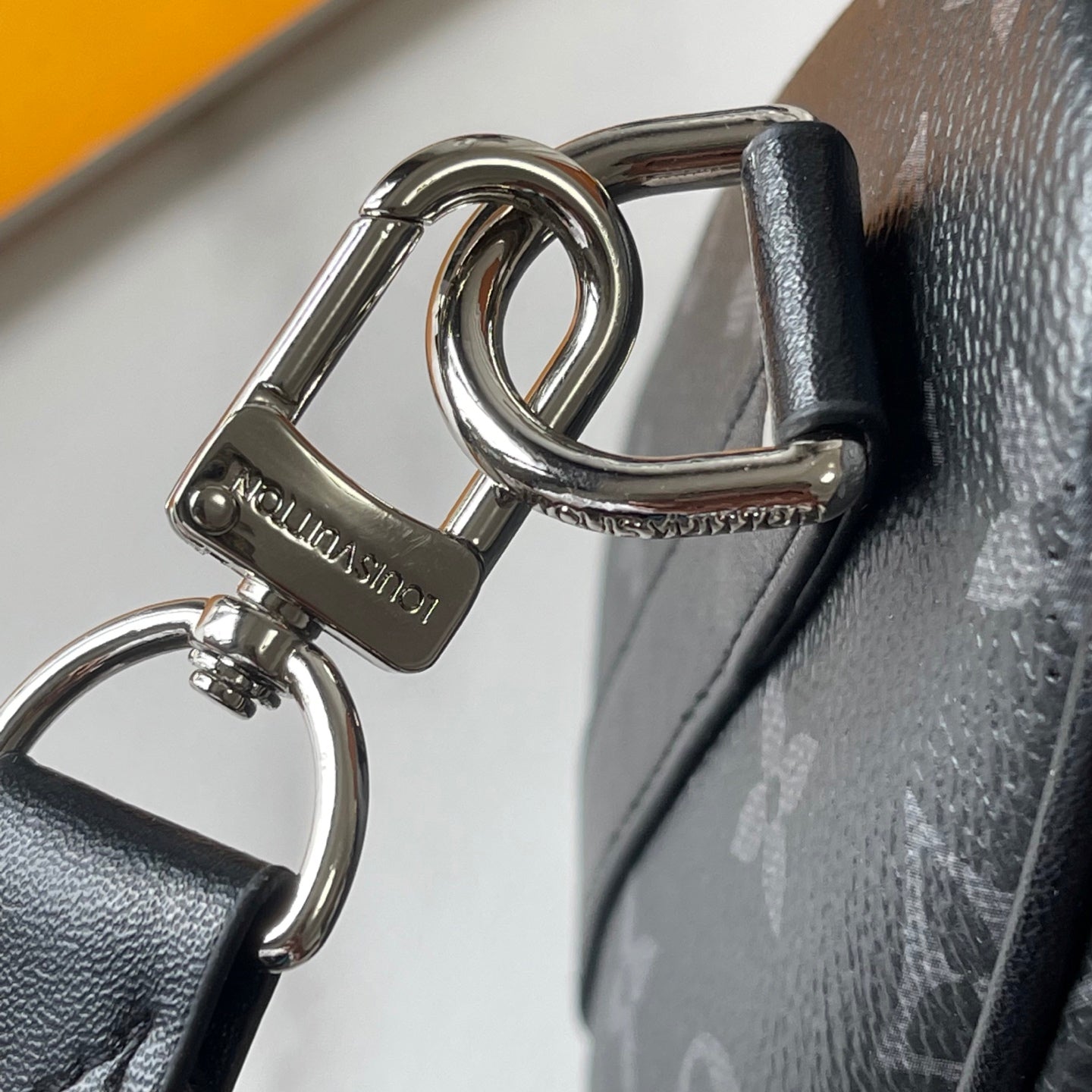 B1R15E133 Popular leather bag