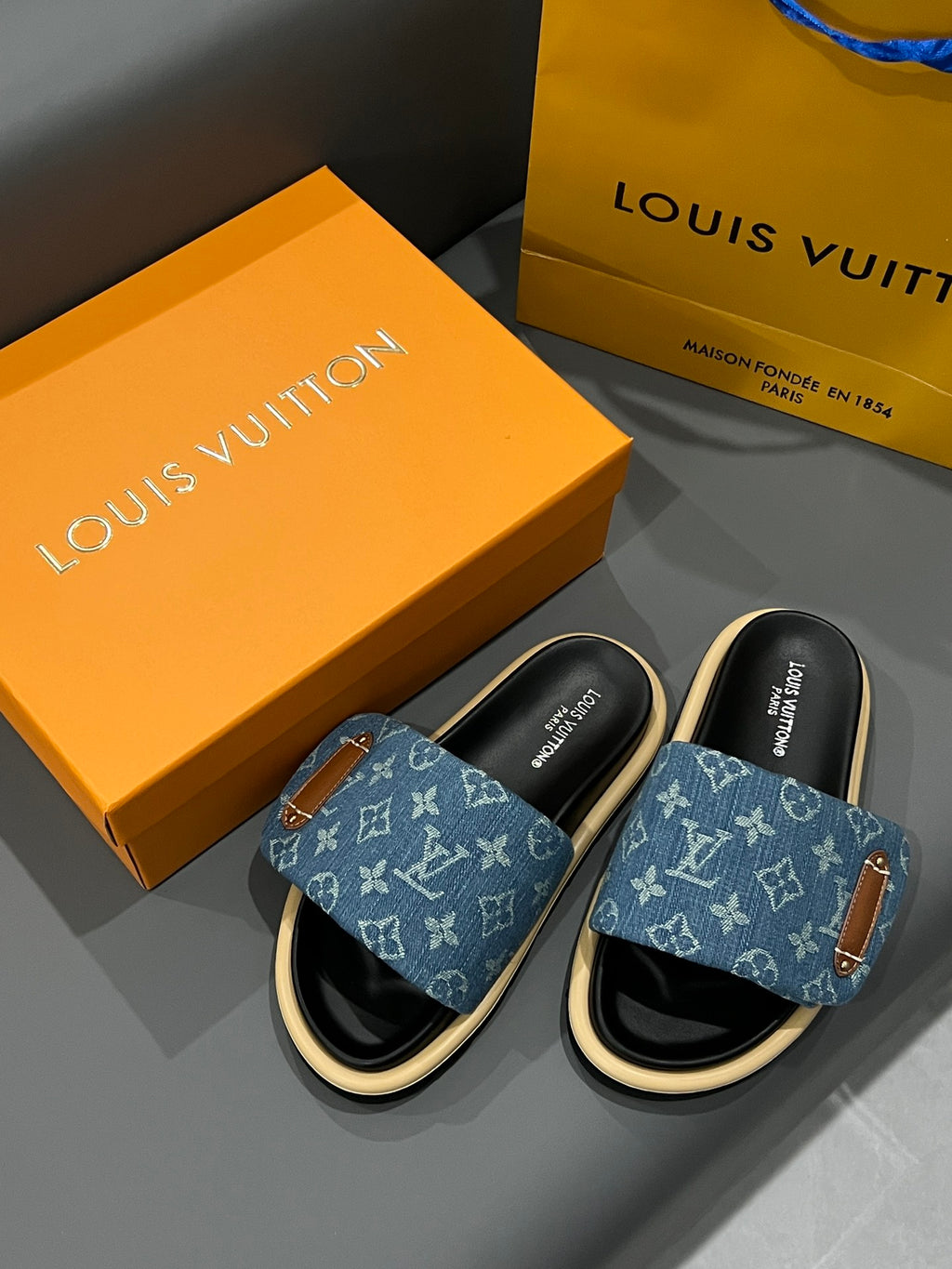 Z1Z54E73 Popular Slippers