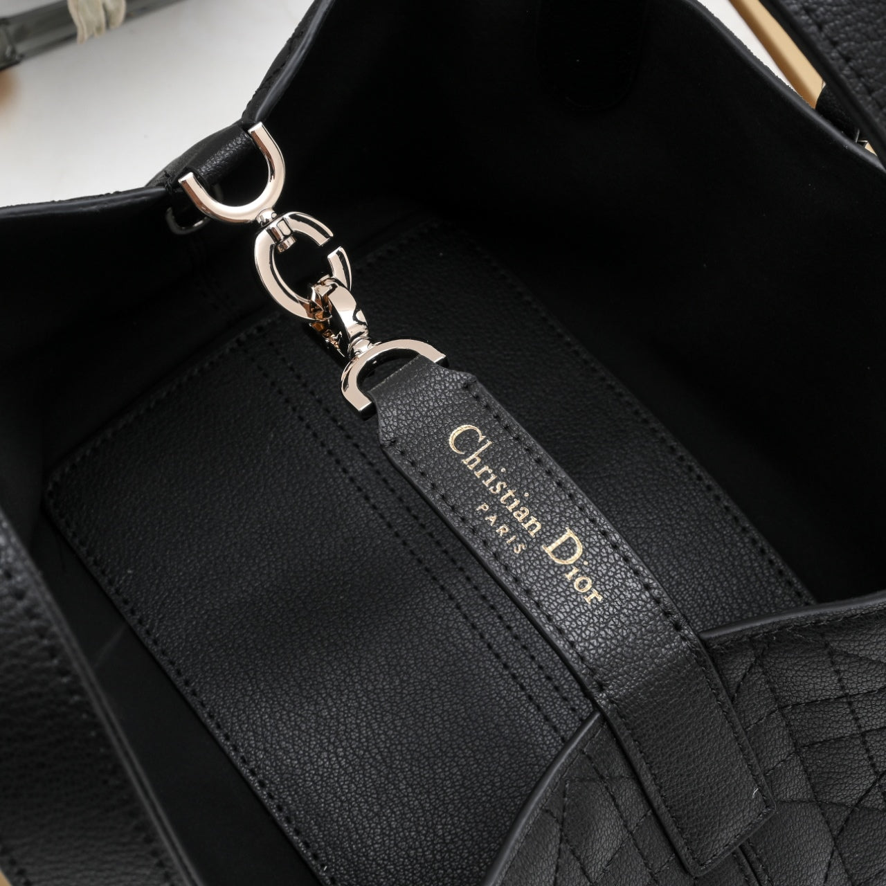 B1R76D42 Popular leather bag