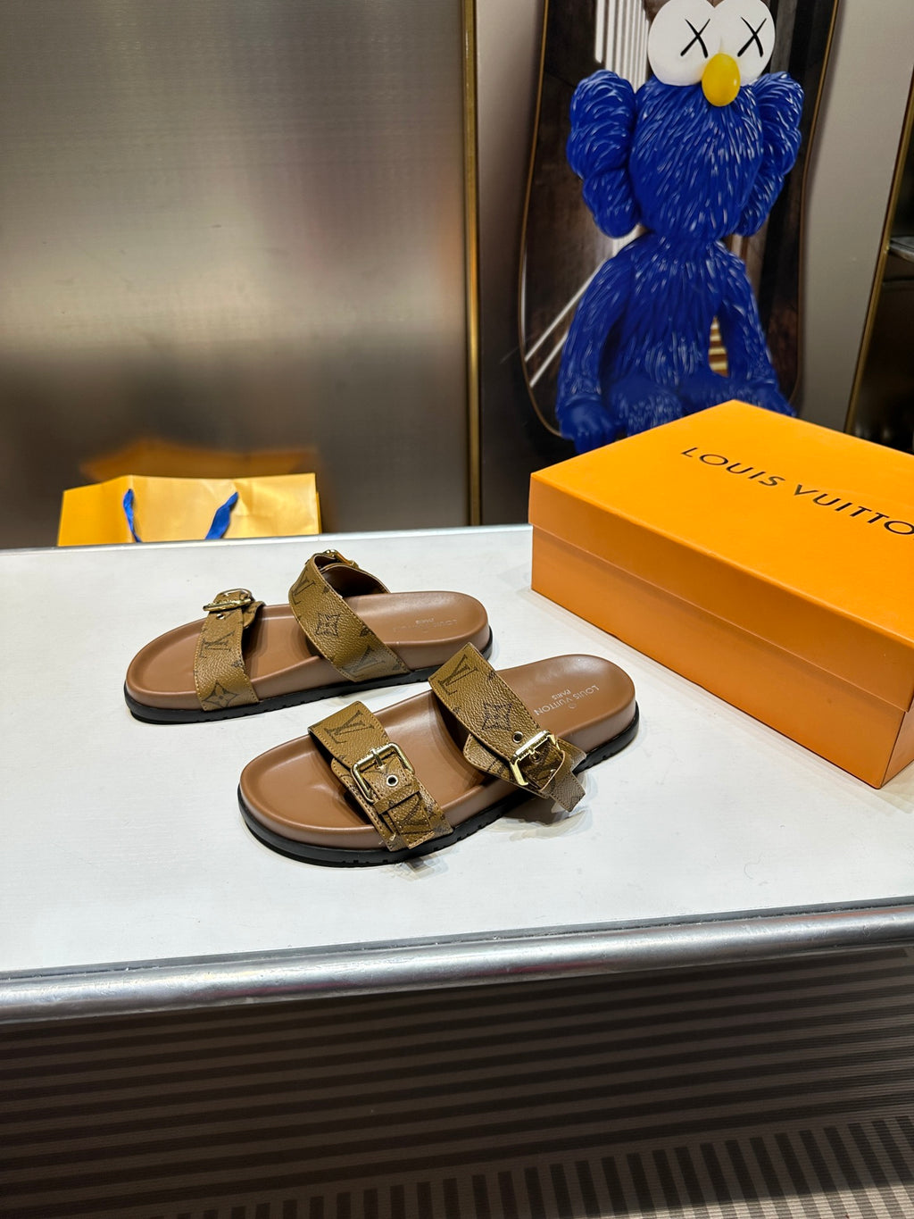 Z1ZE10 Popular sandals