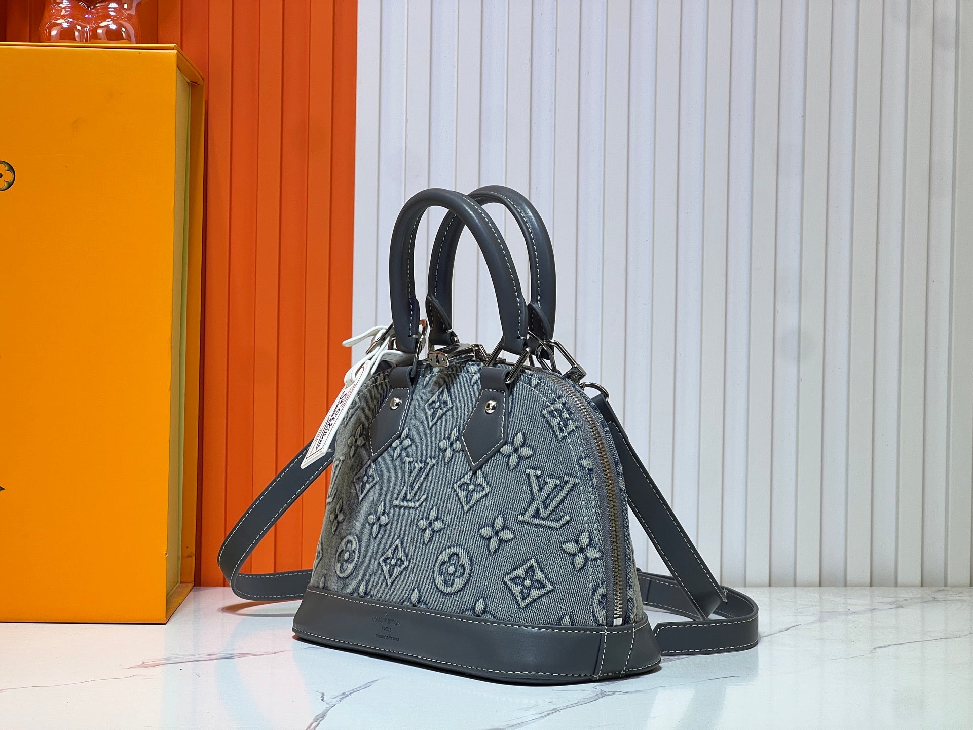 B1P46E105 Popular denim materials bag
