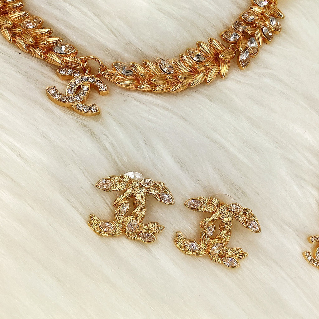 X1Q85C68X Popular Necklace . Bracelets. Earrings