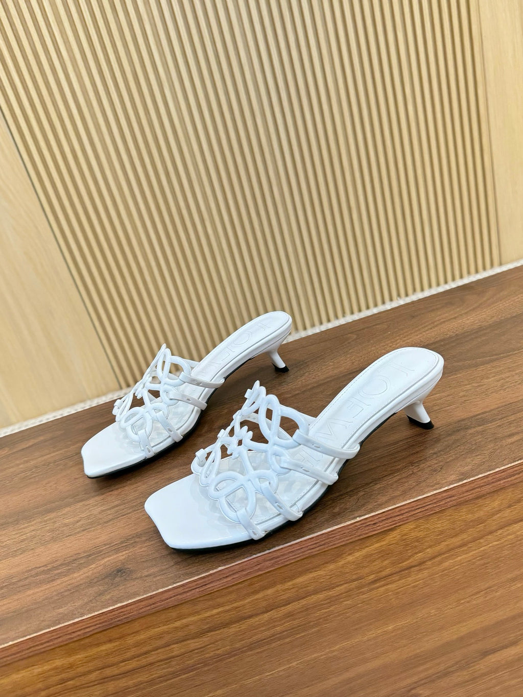 Z2Q55A33 Popular  leather Slippers