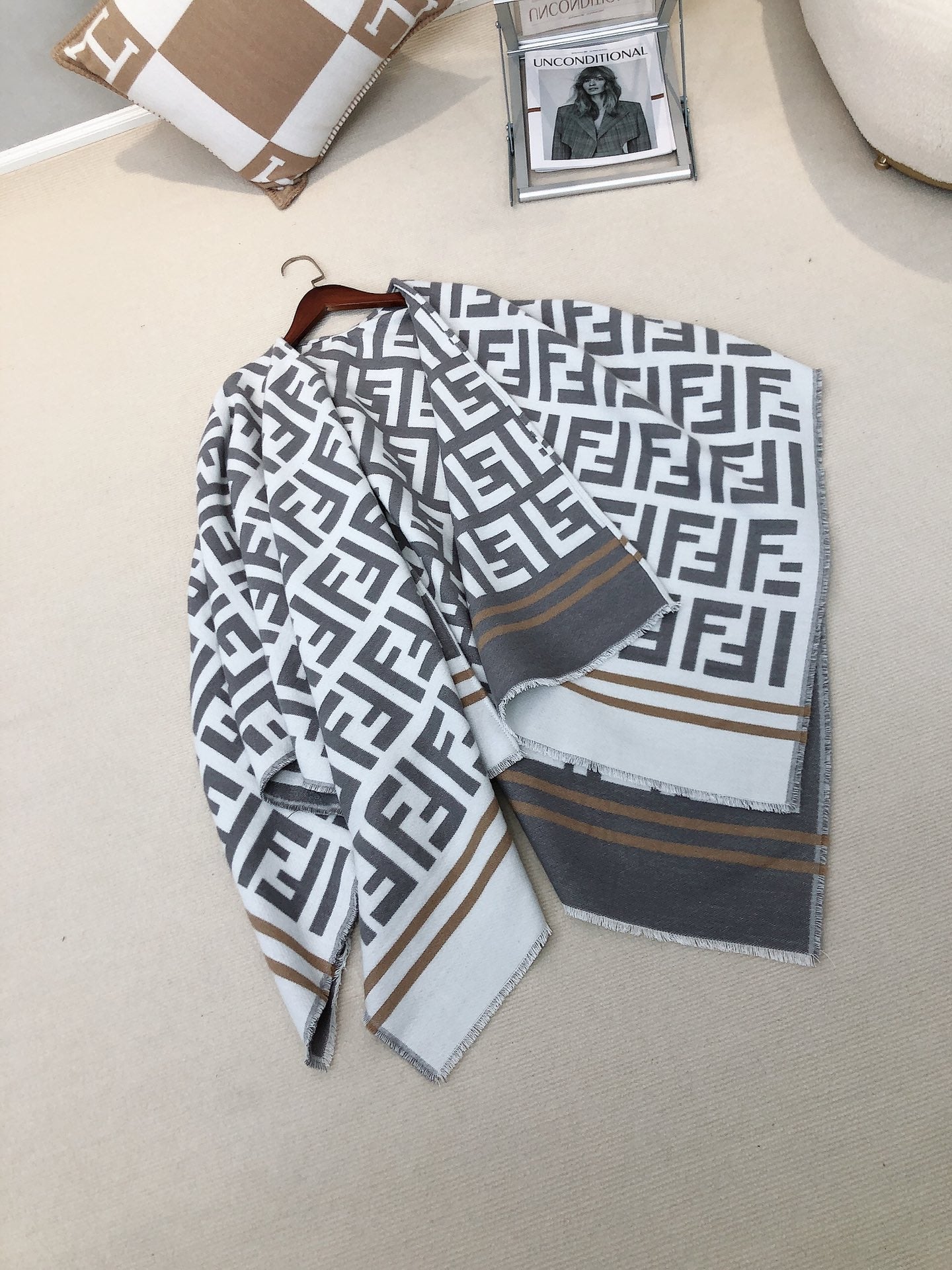 W1R86F28 Popular cloak
