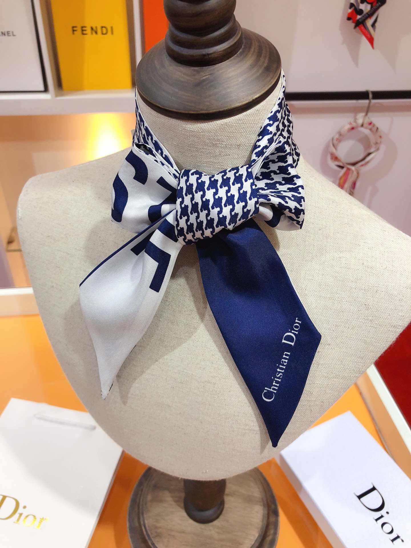 W1N46D4 Popular Silk Scarve