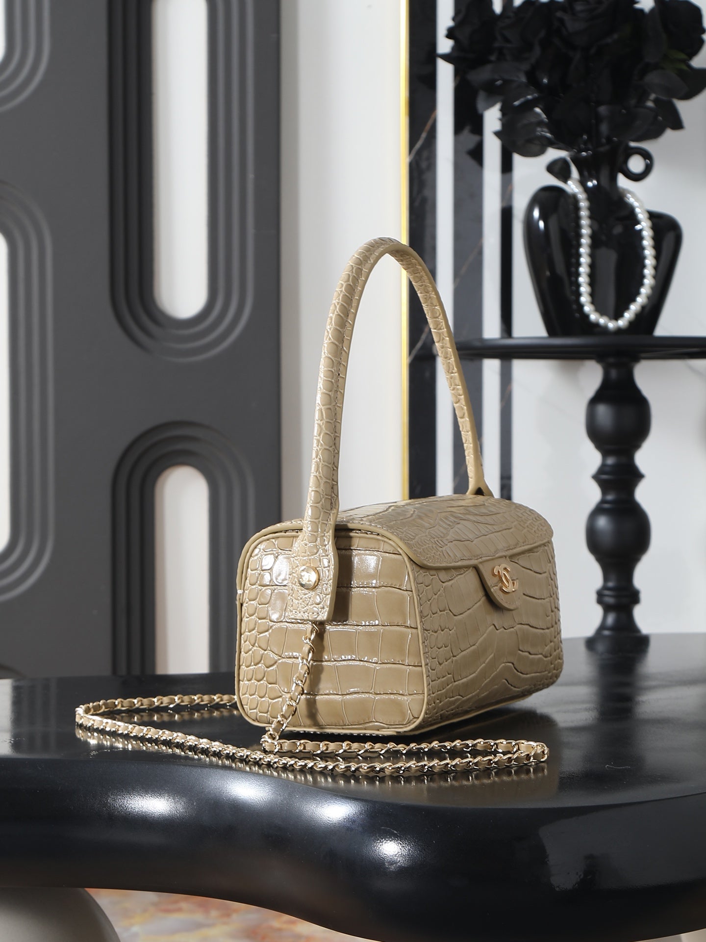 B1R76C22 Popular leather bag