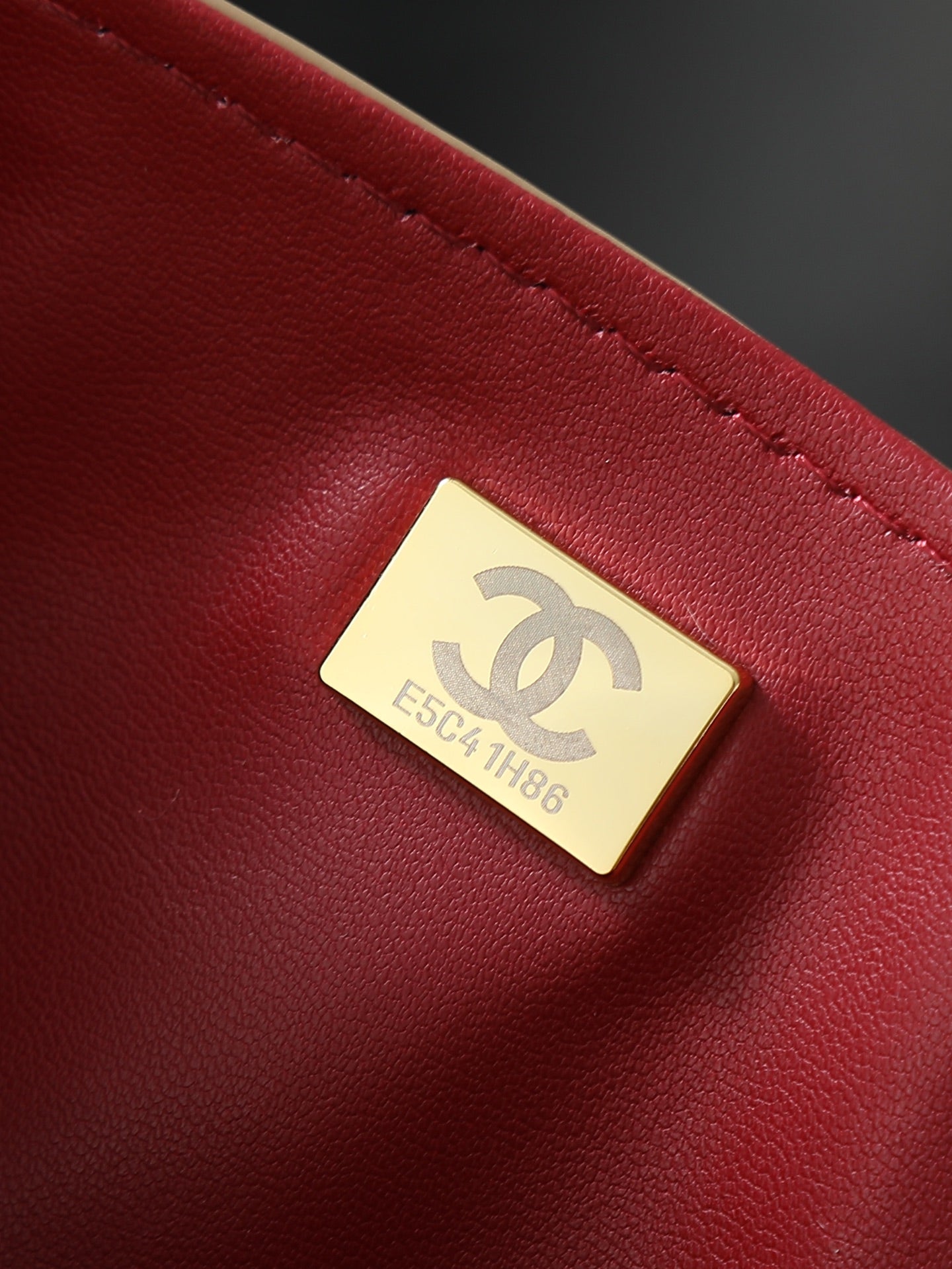 B1R76C22 Popular leather bag
