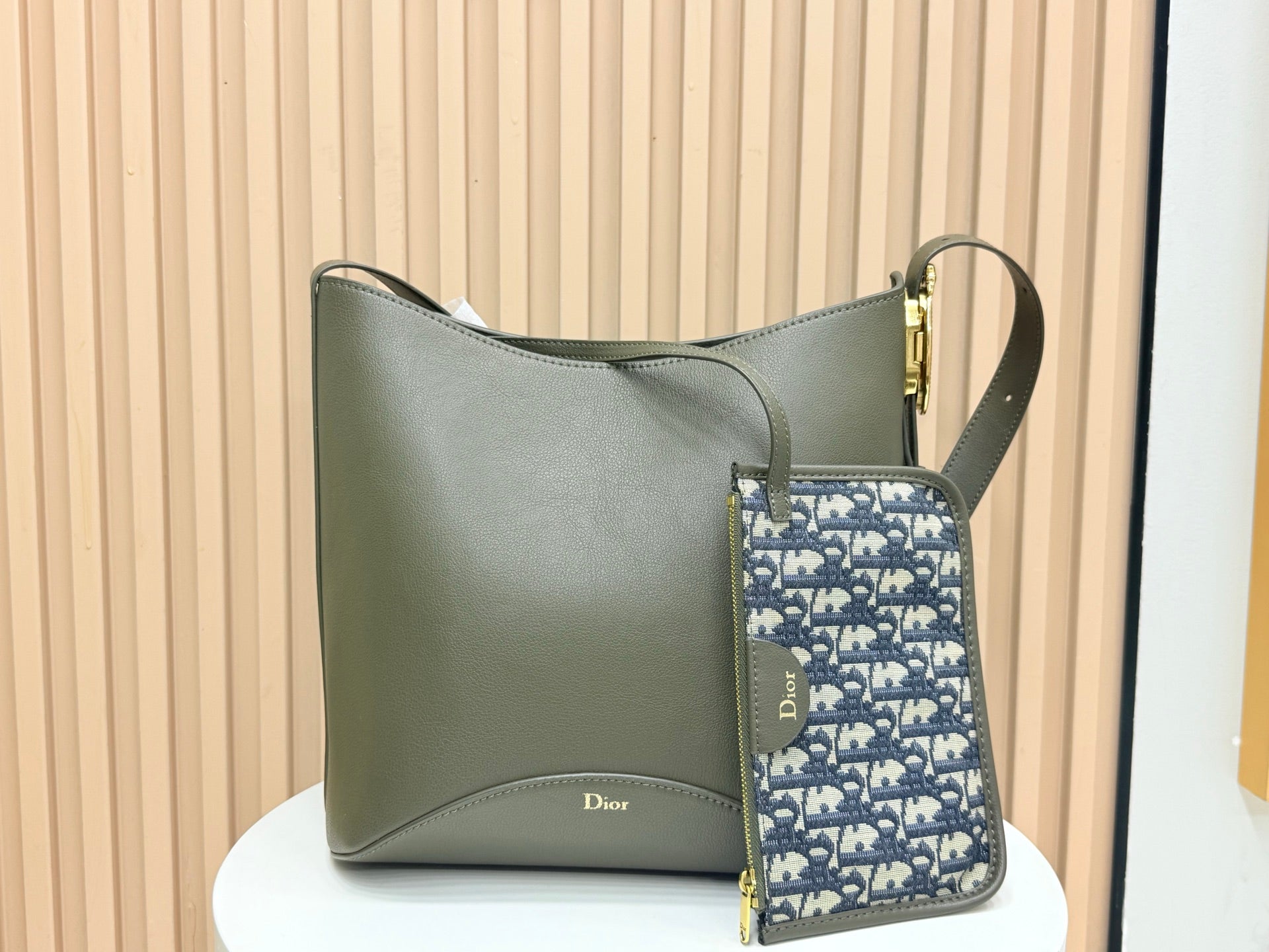 B1R76D45 Popular leather bag