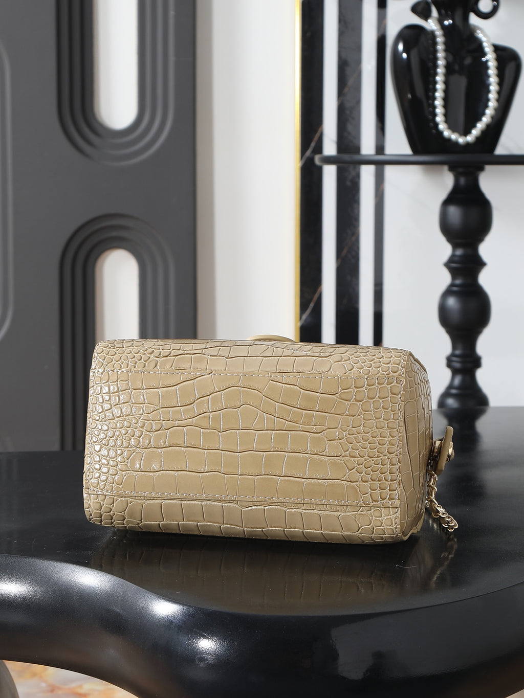 B1R76C22 Popular leather bag