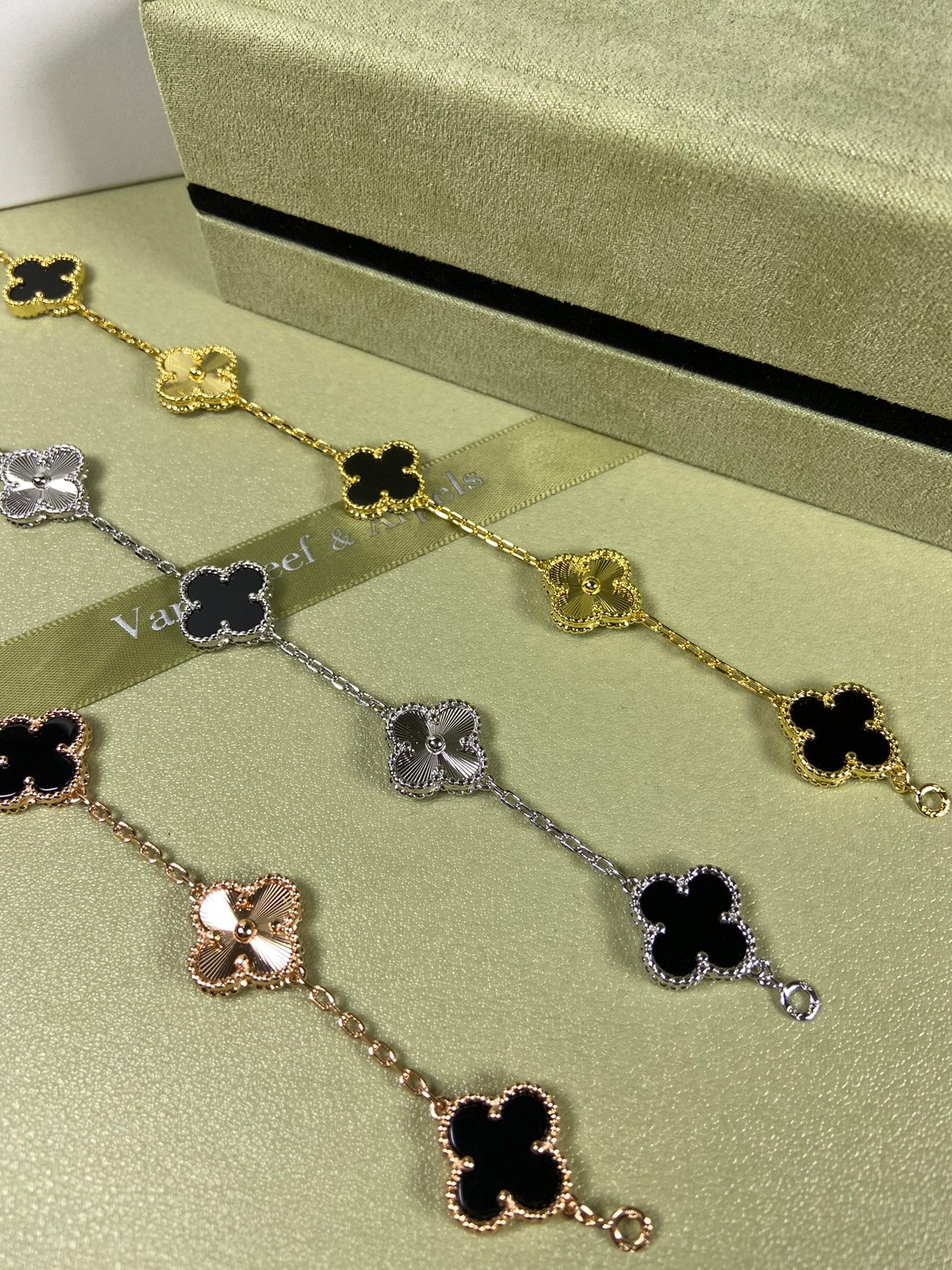 X5X94VA181K  Popular bracelets  5 flowers normal size1.5cm flower