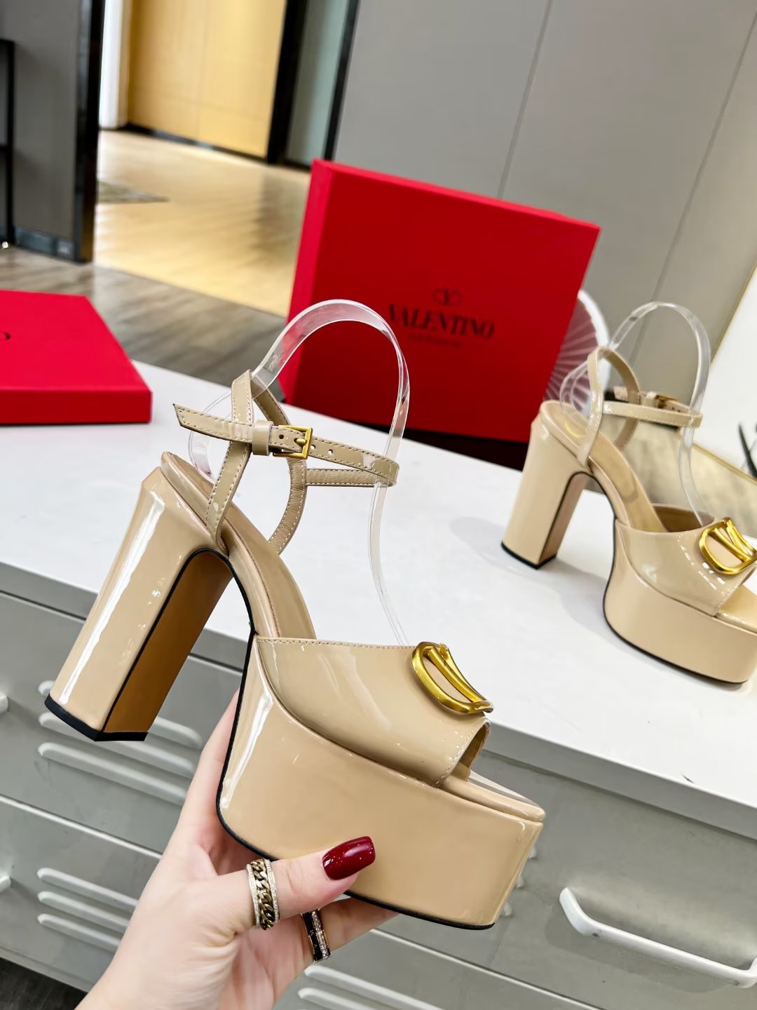 Z2YVL26 Popular leather  High heels