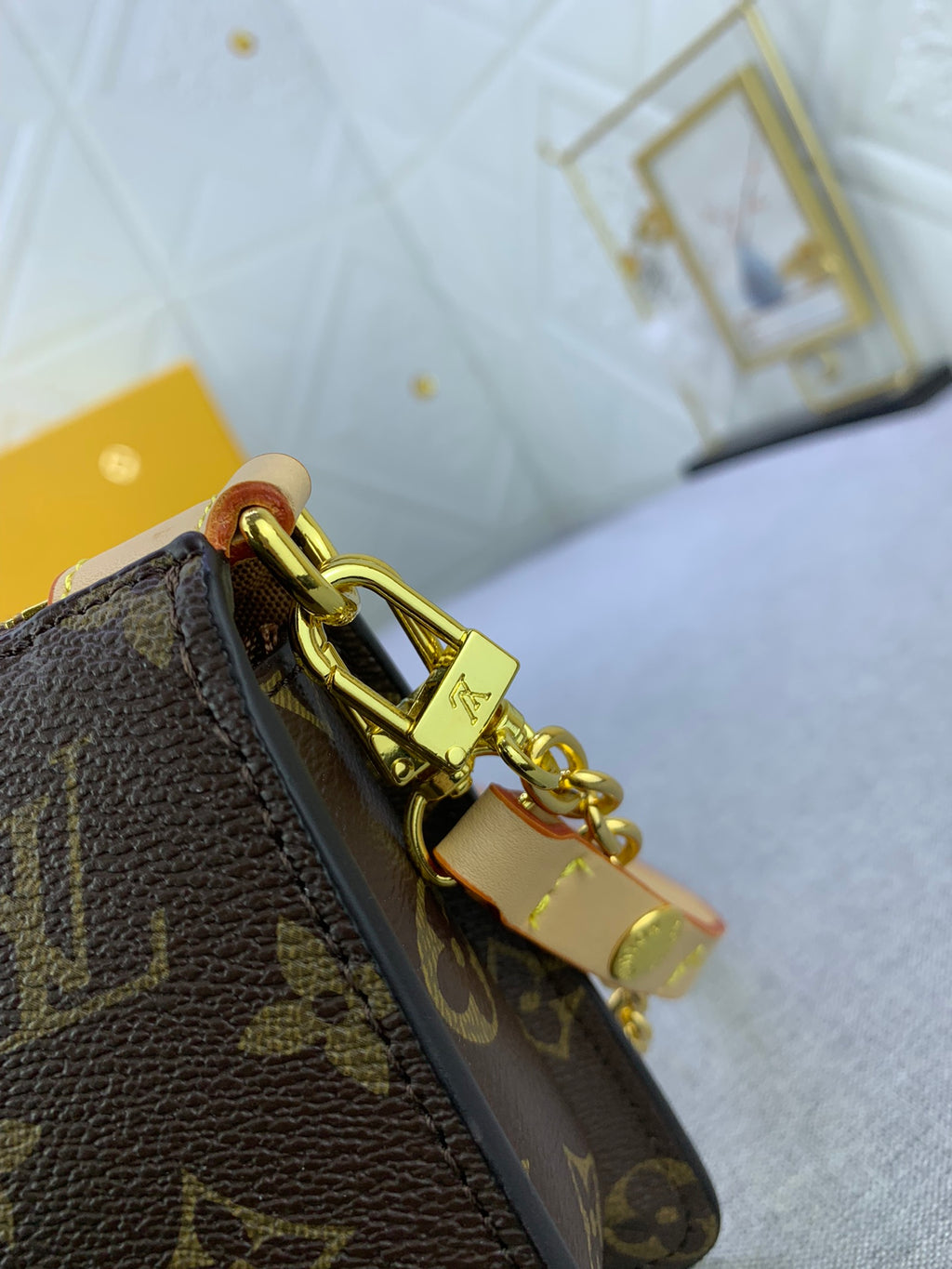 B1X34E275 Popular  leather bag 