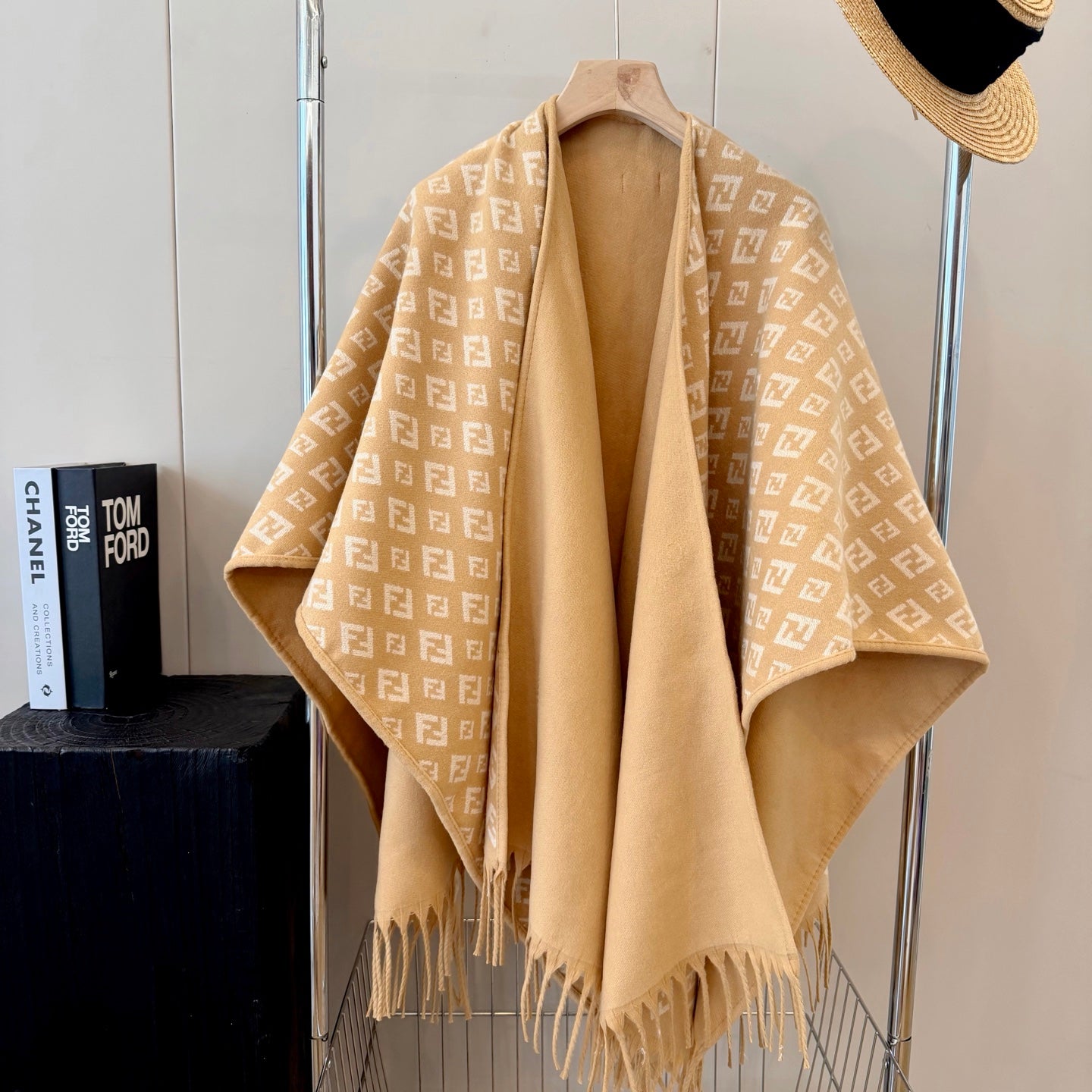 W1R86F59 Popular cape