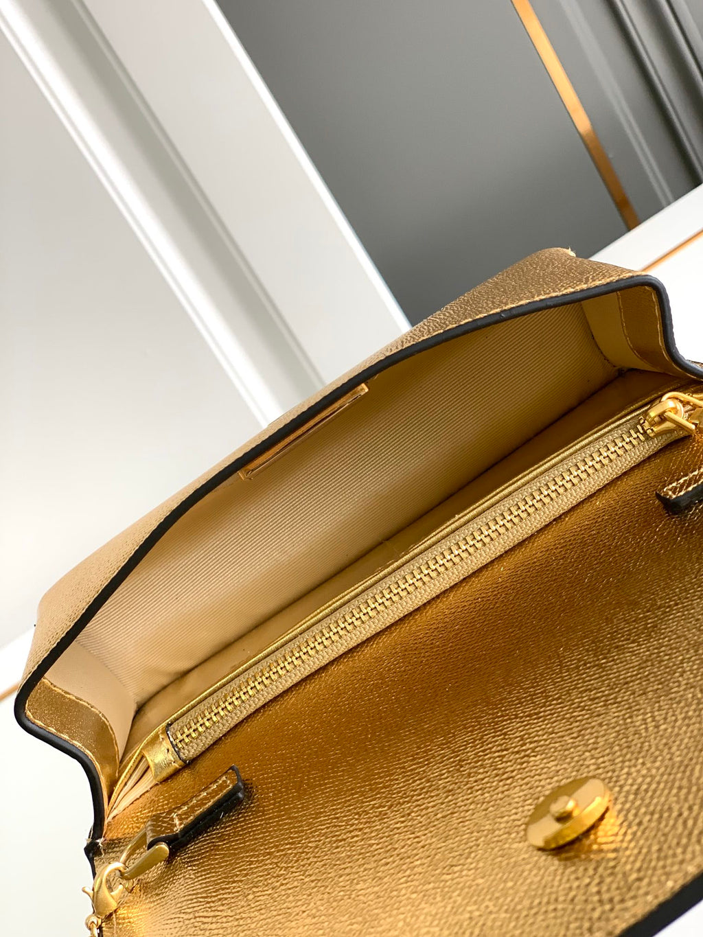B1X44VL272 Popular leather bag 