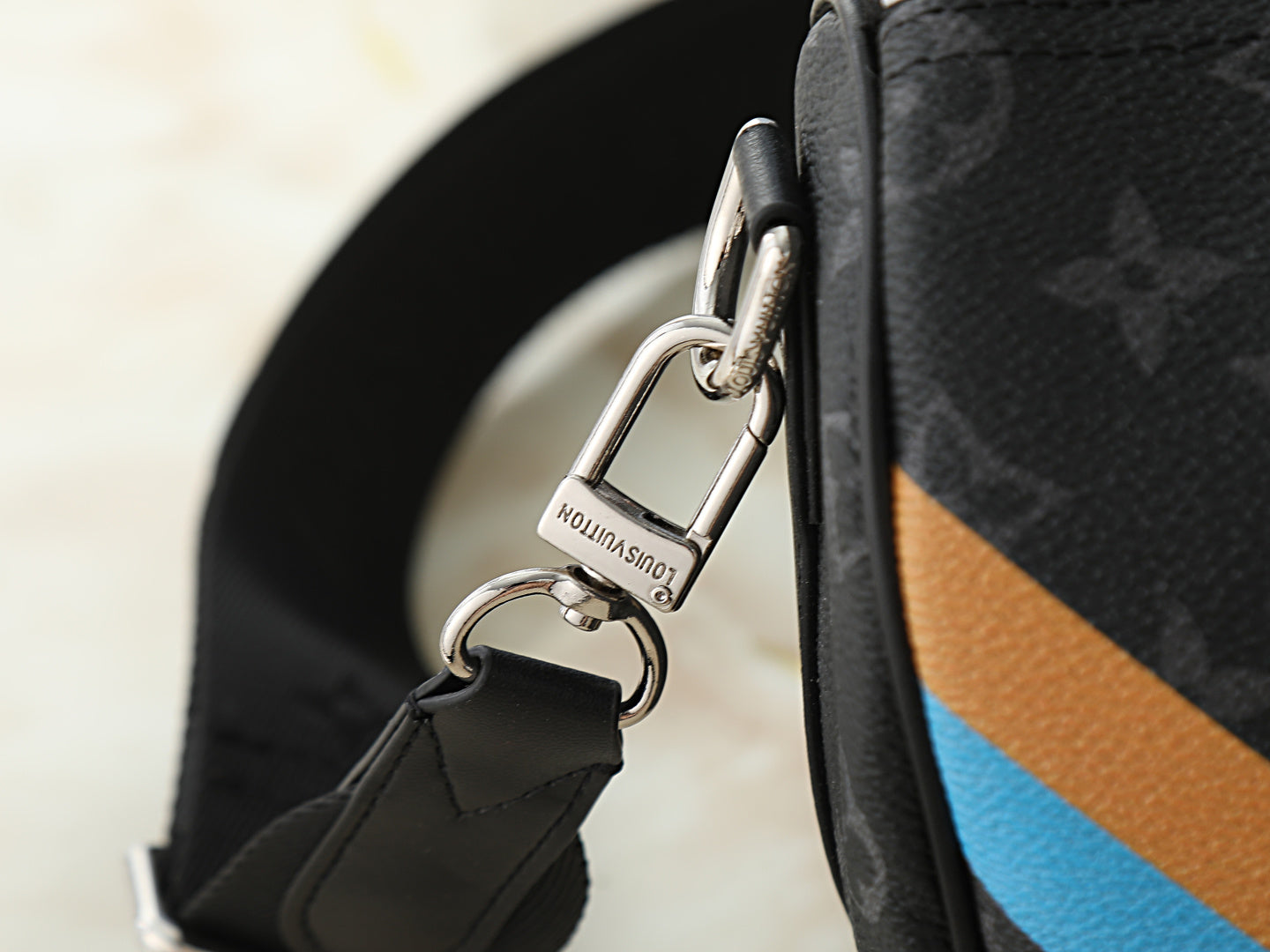 B1R76E51 Popular leather bag