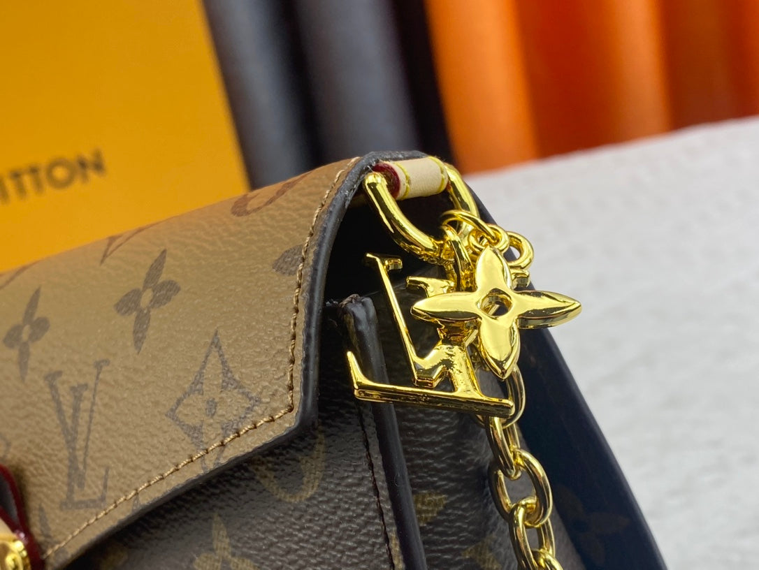 B1X43E32 Popular  leather bag 