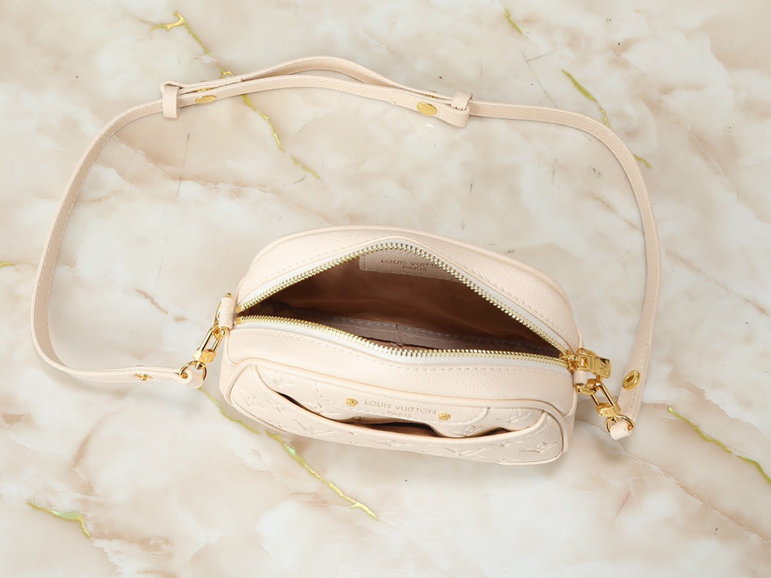 B1R15E147 Popular leather bag