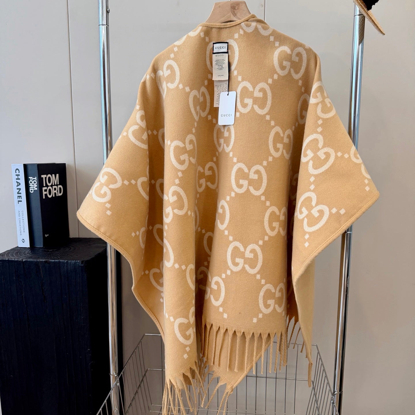 W1R86B58 Popular cape