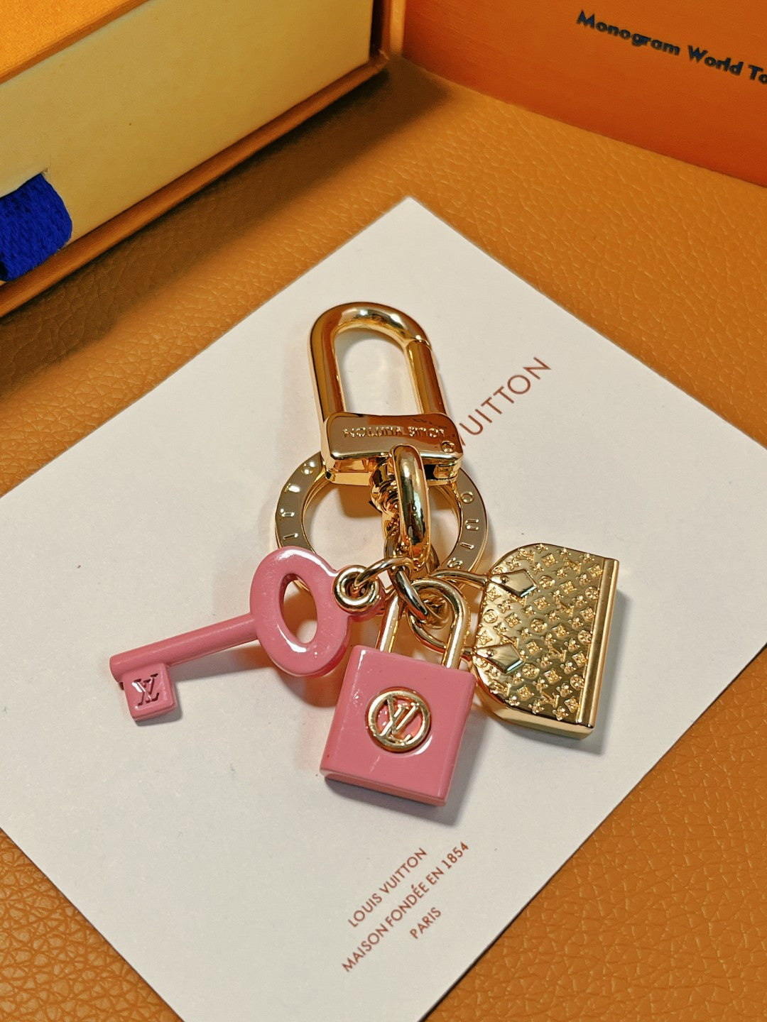 A1ZE43  Popular key closure