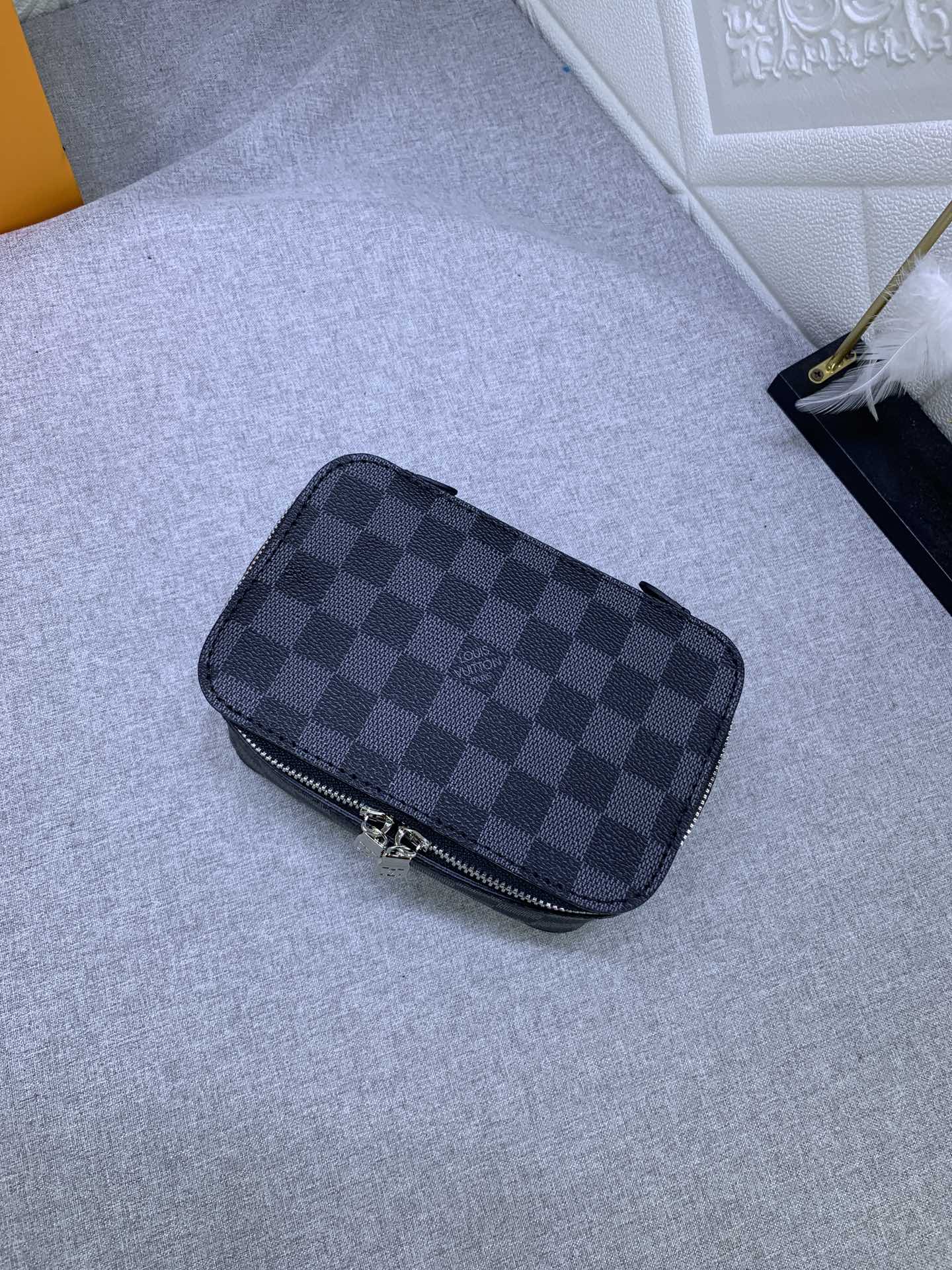 B1X34E272 Popular  leather bag 