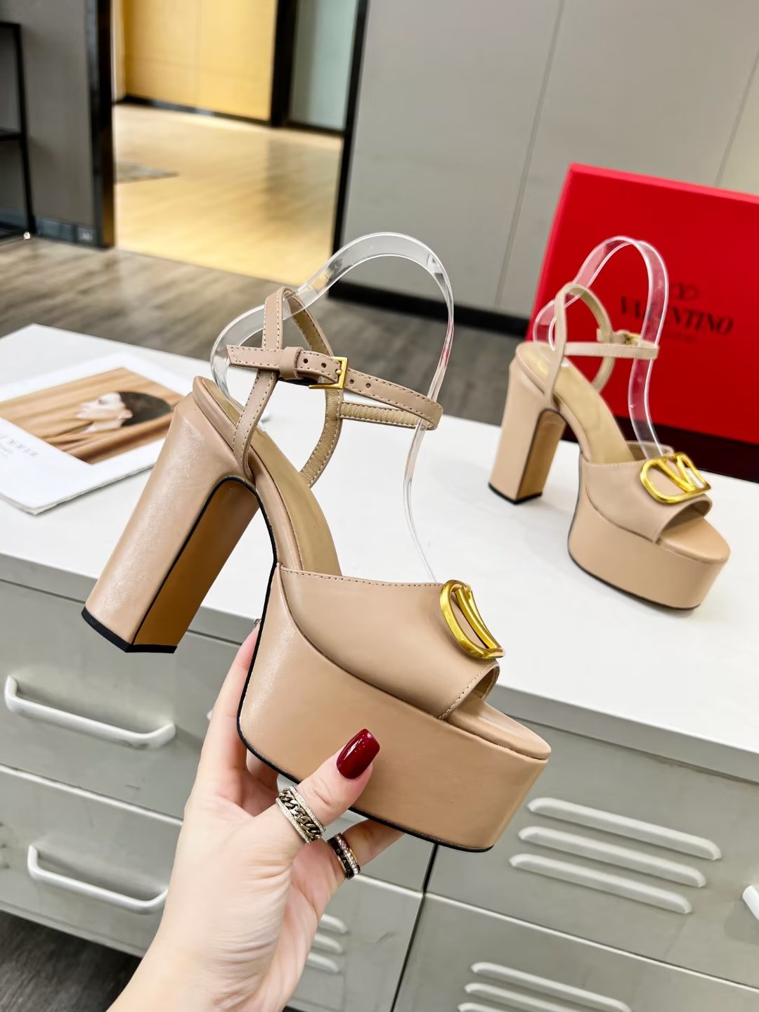 Z2YVL26 Popular leather  High heels