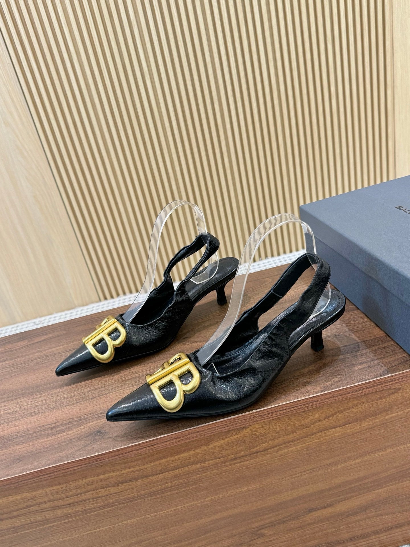 Z2Q55J45 Popular  leather High heels