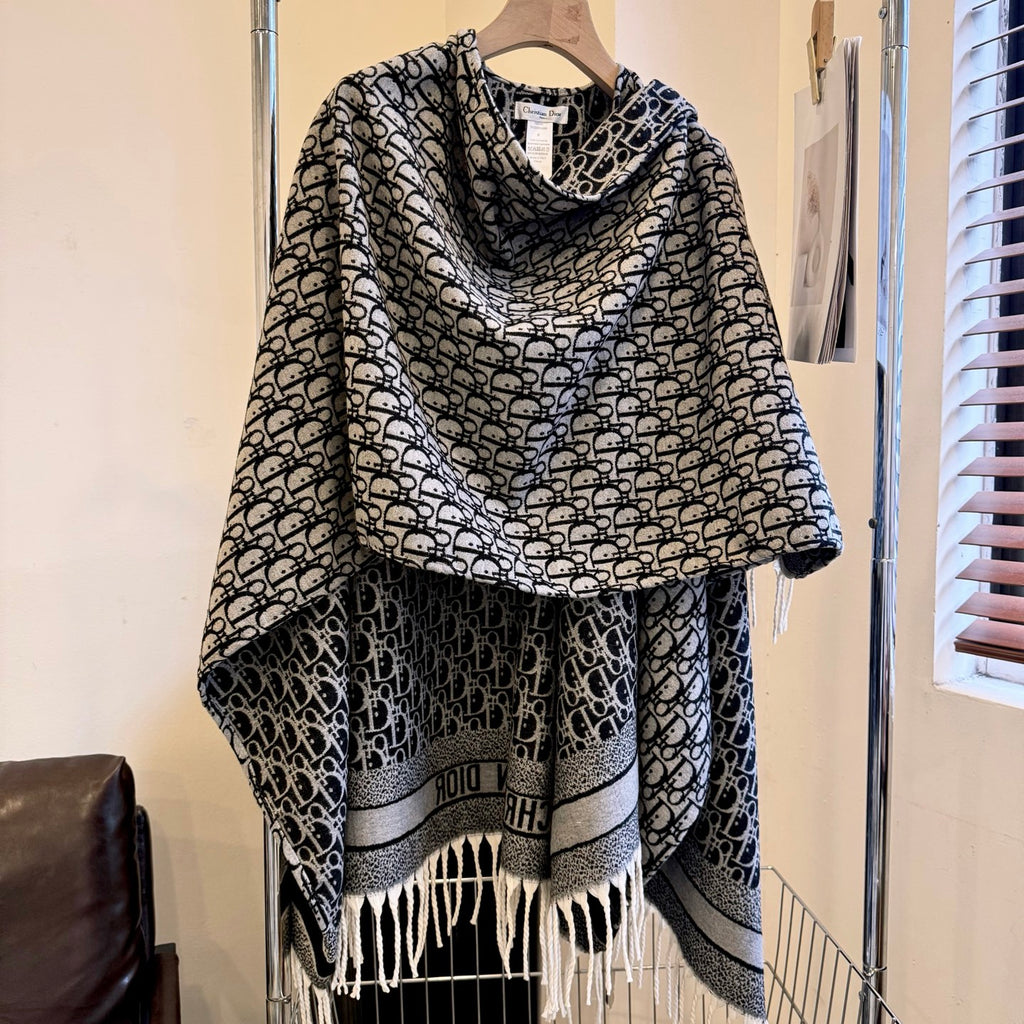 W1R86D10 Popular cape
