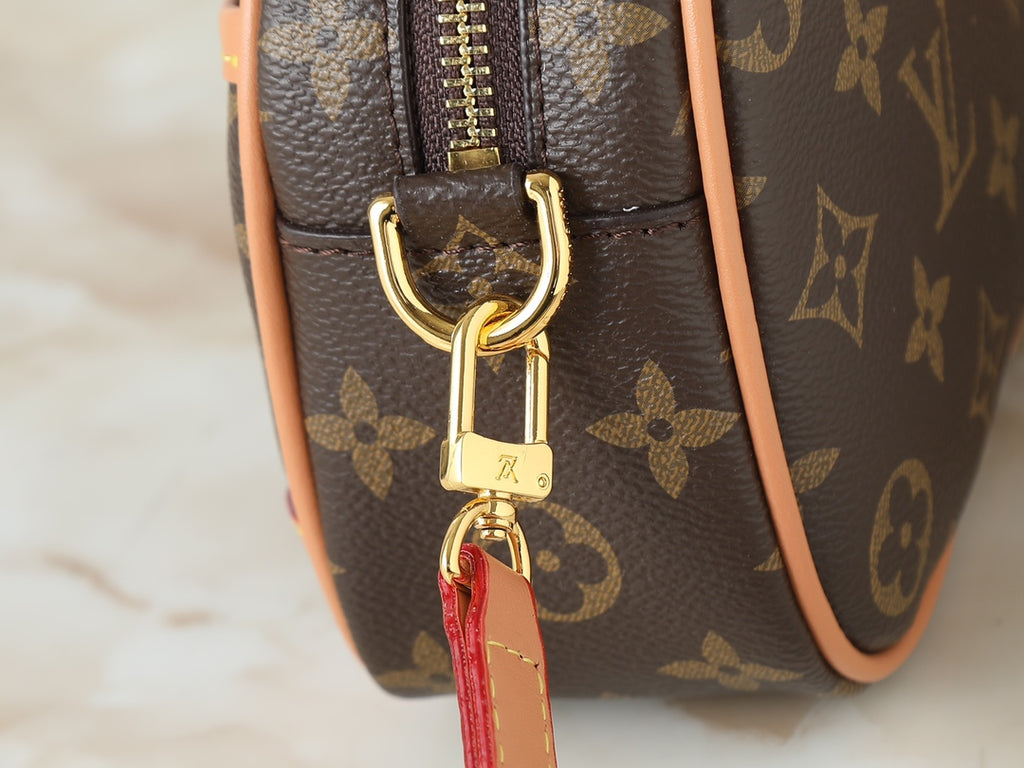B1R15E147 Popular leather bag