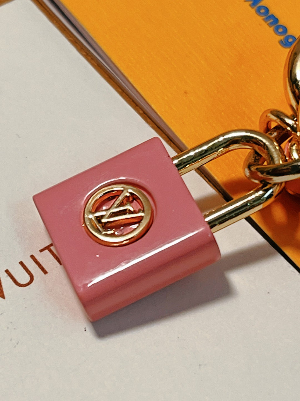 A1ZE43  Popular key closure
