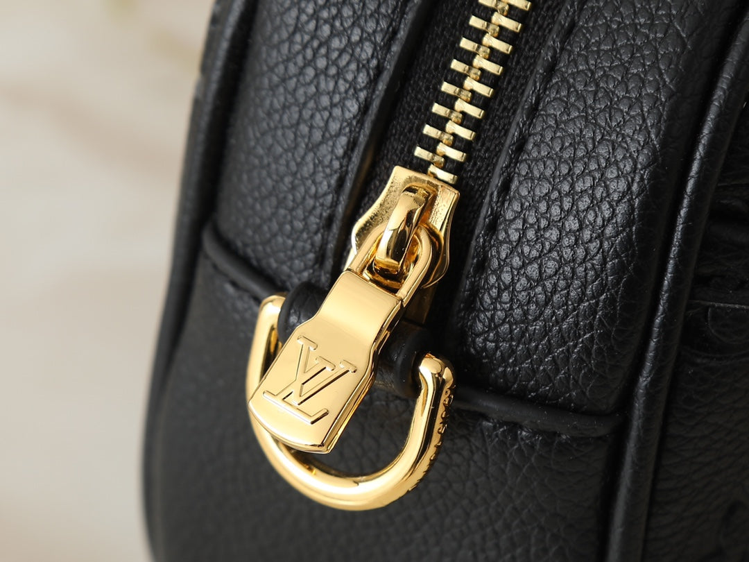 B1R15E147 Popular leather bag