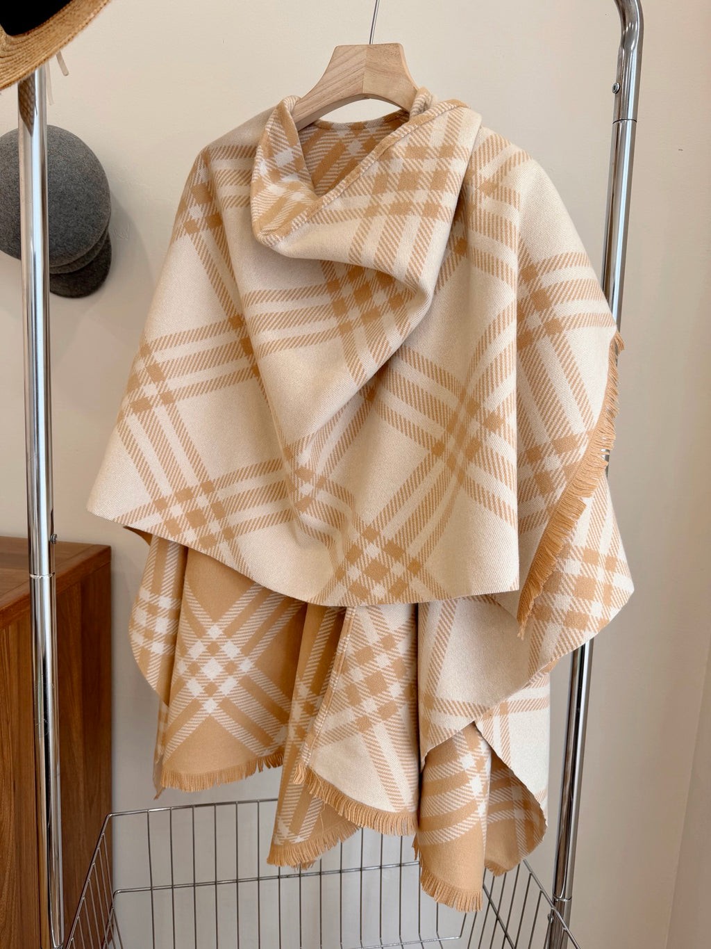 W1R86R47 Popular cape