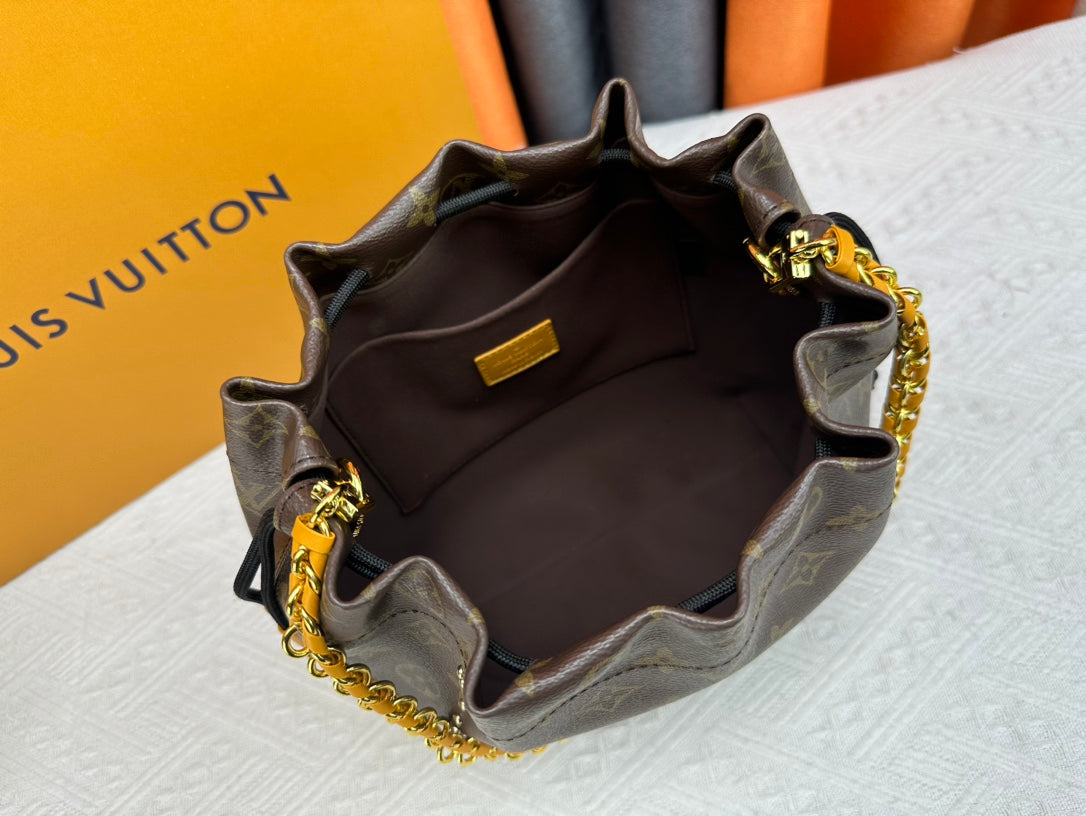 B1X104E56  Popular  leather bag