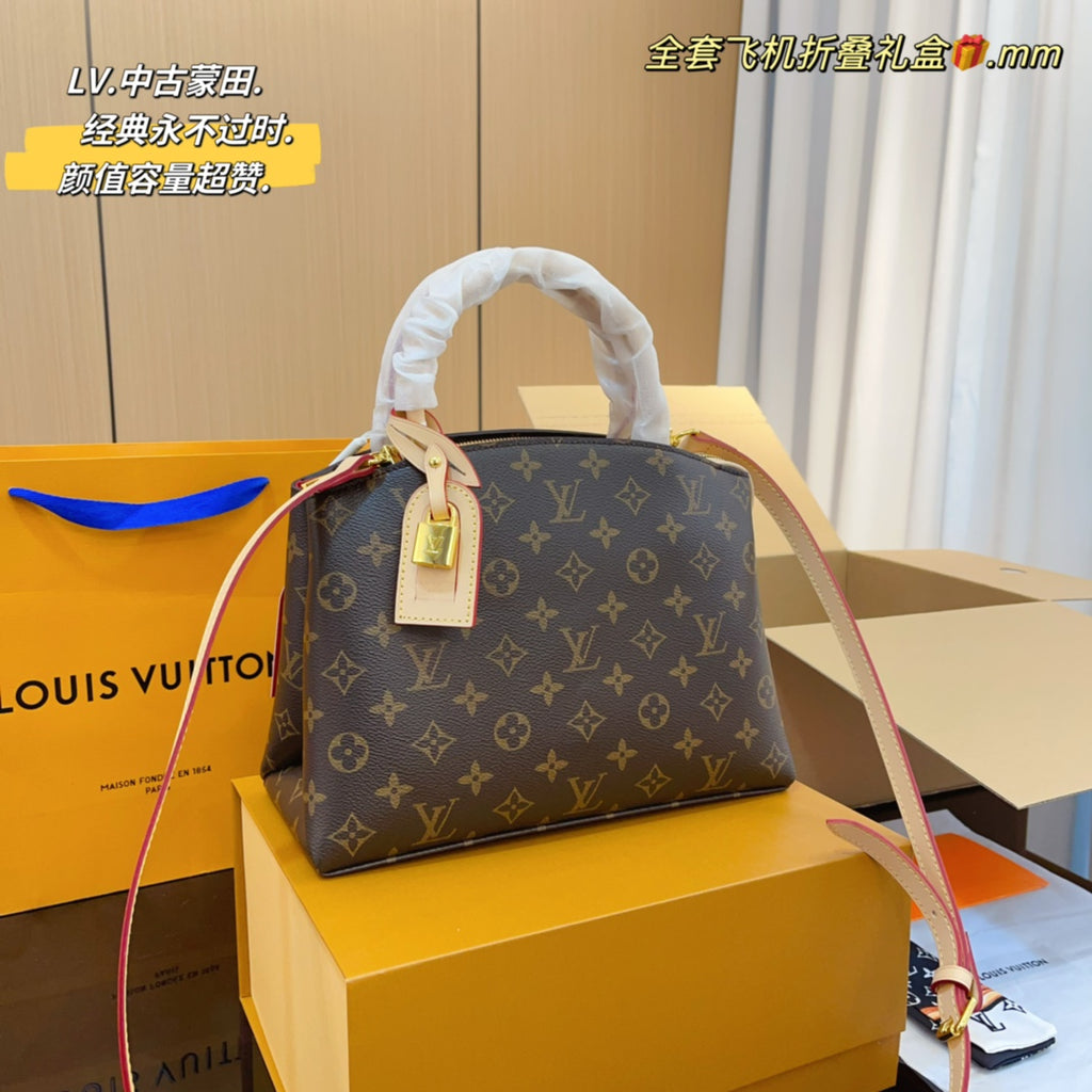 B6X103E196 Popular leather bag 