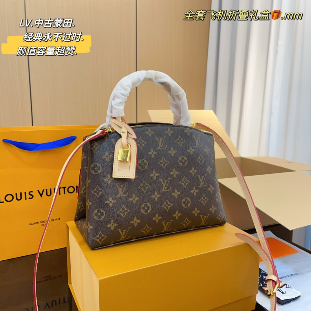 B6X103E196 Popular leather bag 