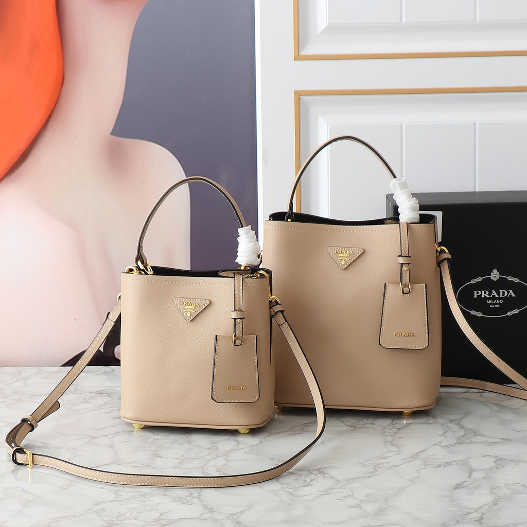 B1W35P102 Popular  leather bag